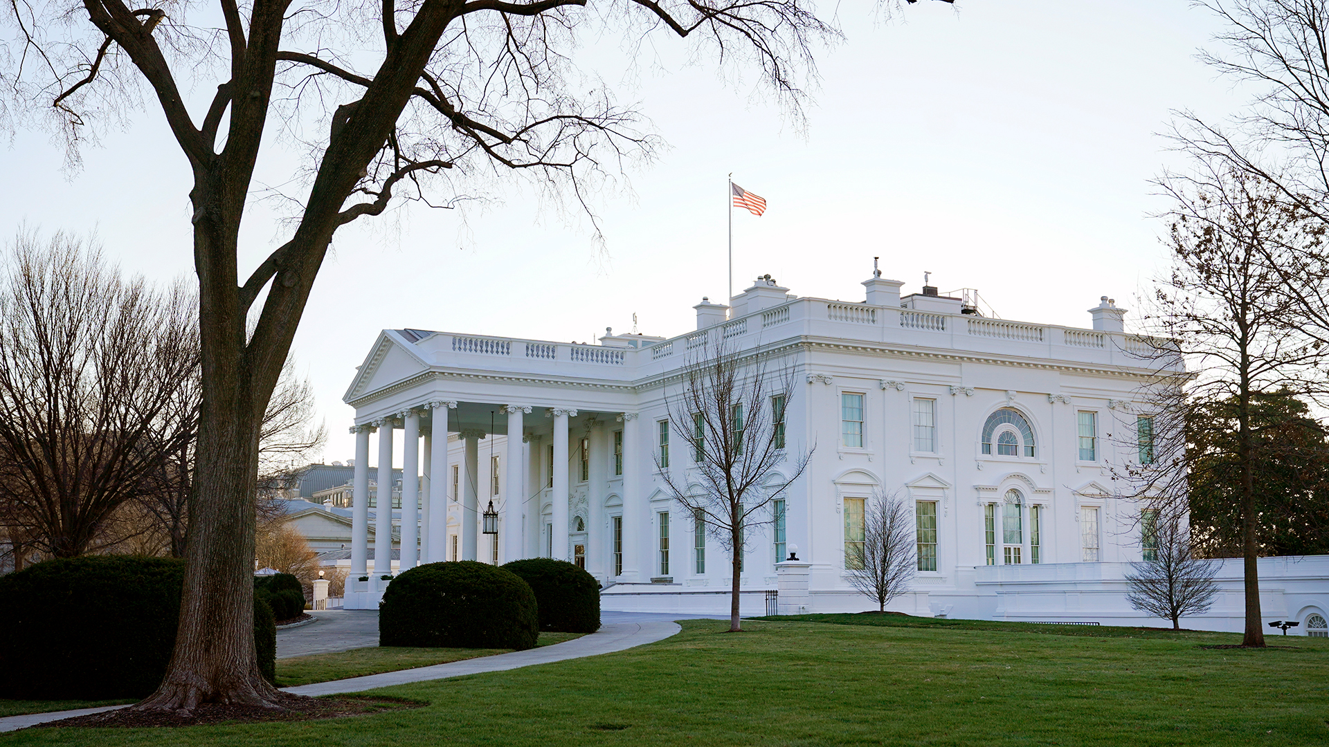 Eine Flagge der Vereinigten Staaten weht auf dem Dach des Weißen Hauses | dpa