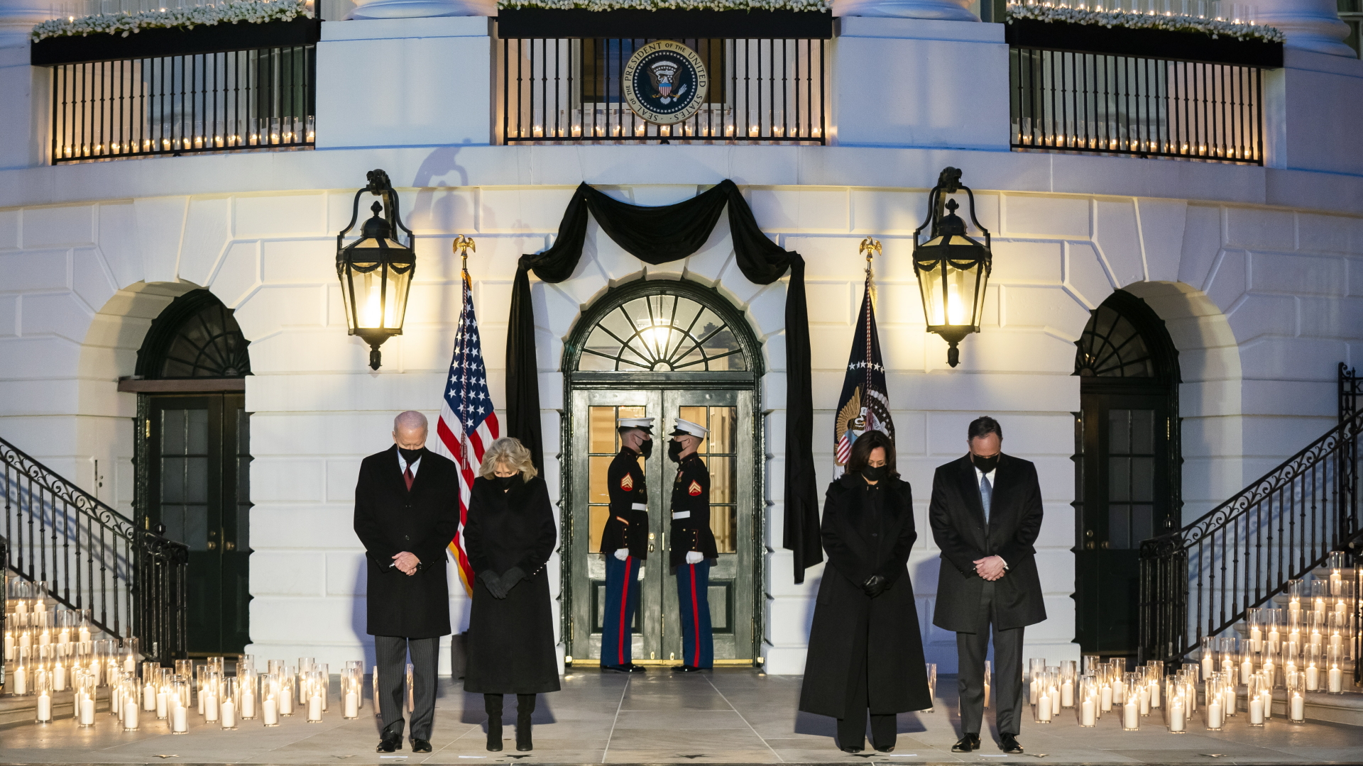 US-Präsident Biden und seine Frau sowie Vizepräsidentin Harris und ihr Ehemann gedenken vor dem Weißen Haus der halben Million Corona-Toten im Land. | EPA