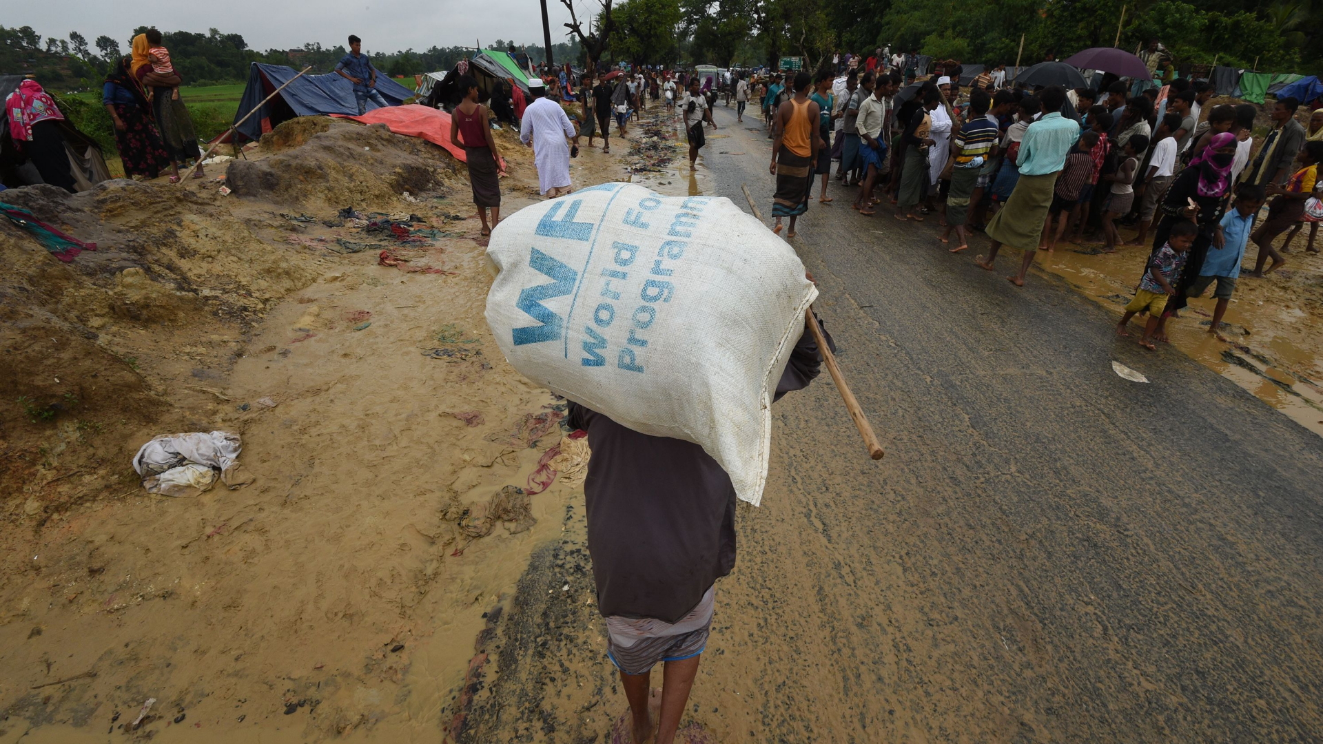 Ein Junge trägt einen Sack mit Lebensmitteln des Welternährungsprogramms der UN