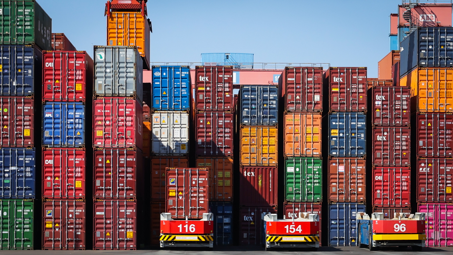 Automatische Containertransporter sind auf dem Gelände des Containerterminal Altenwerder in Hamburg zu sehen. | dpa