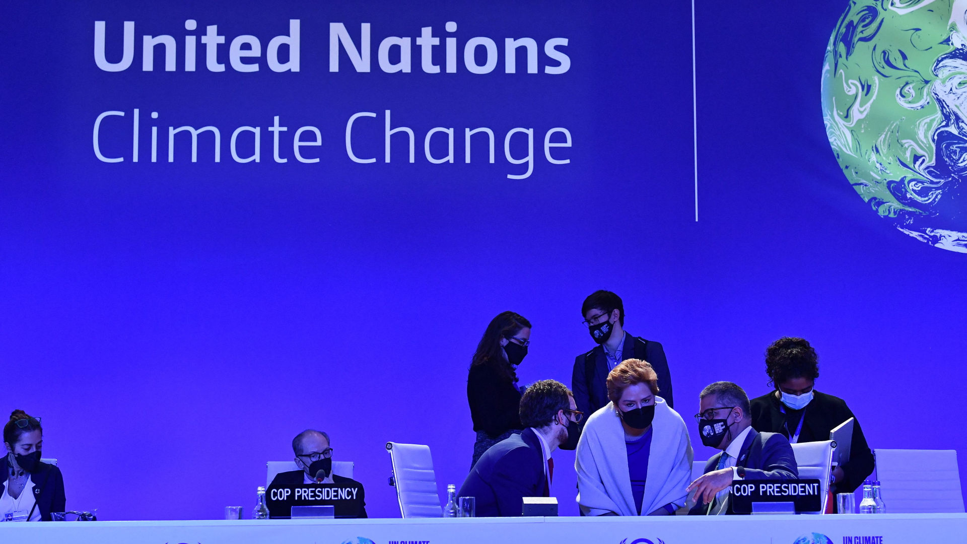 Der britische COP26-Präsident Alok Sharma spricht mit der UN-Klimachefin Patricia Espinosa und anderen Mitgliedern seines Teams | AFP