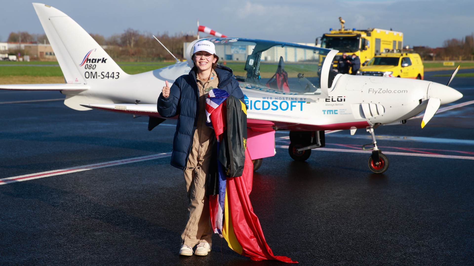 Die 19 Jahre alte Zara Rutherford steht nach ihrer Weltumrundung vor ihrem Flugzeug | EPA