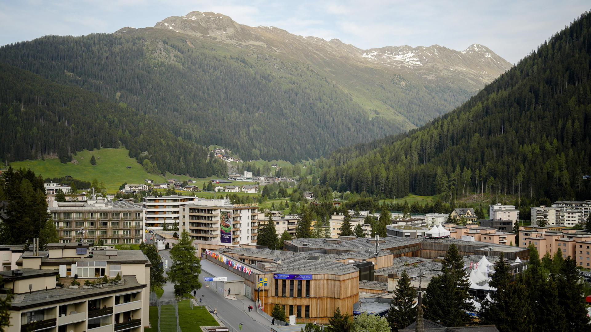 Das Davos Congress Center mit Alpenpanorama.