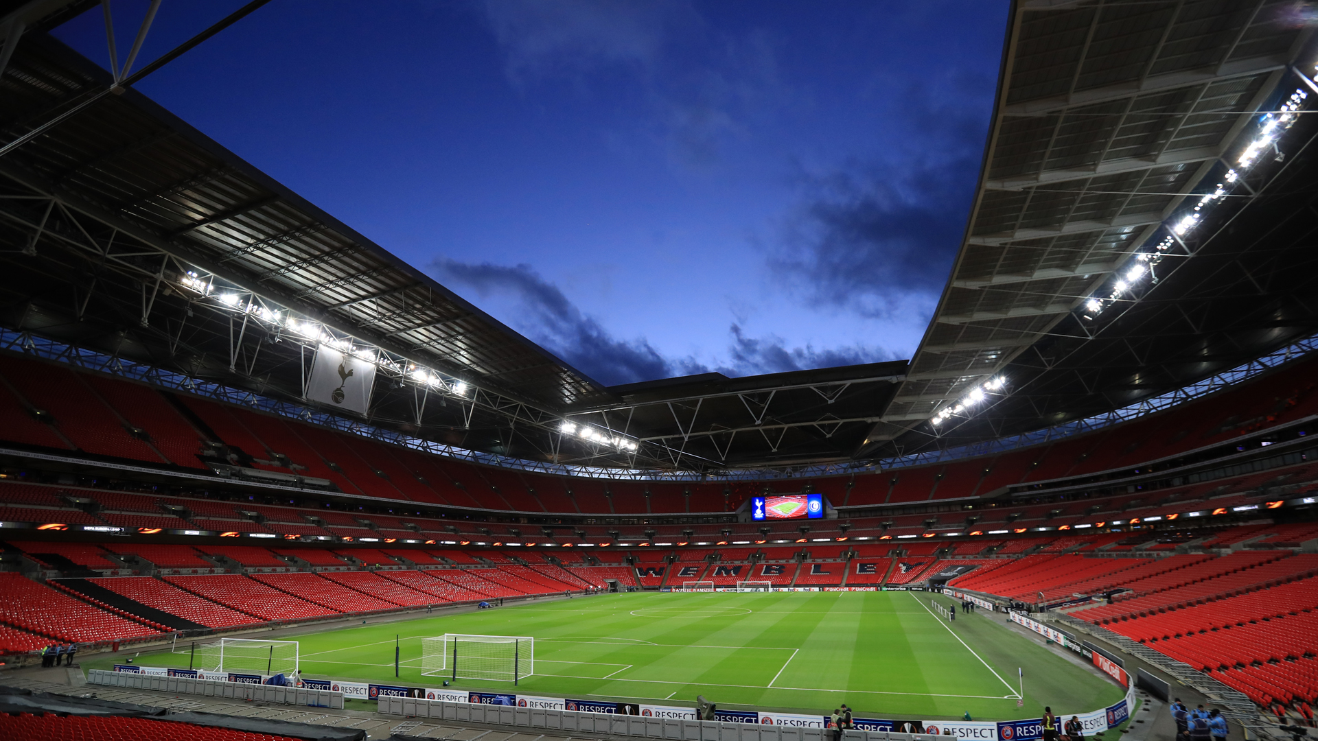 Erleuchtetes Wembley-Stadion in London | picture alliance / Mike Egerton/