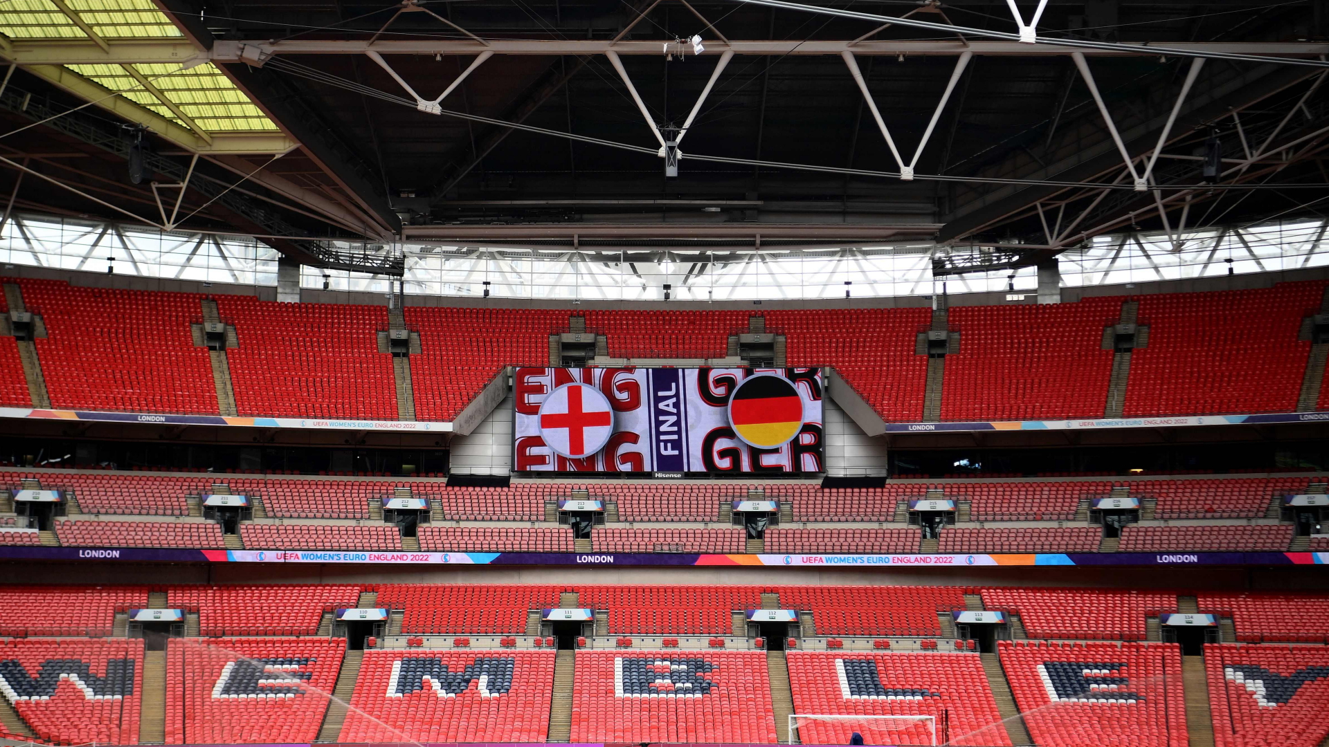 Auf einer Anzeigetafel im Wembley-Stadion sind die Flaggen von England und Deutschland zu sehen. | AFP