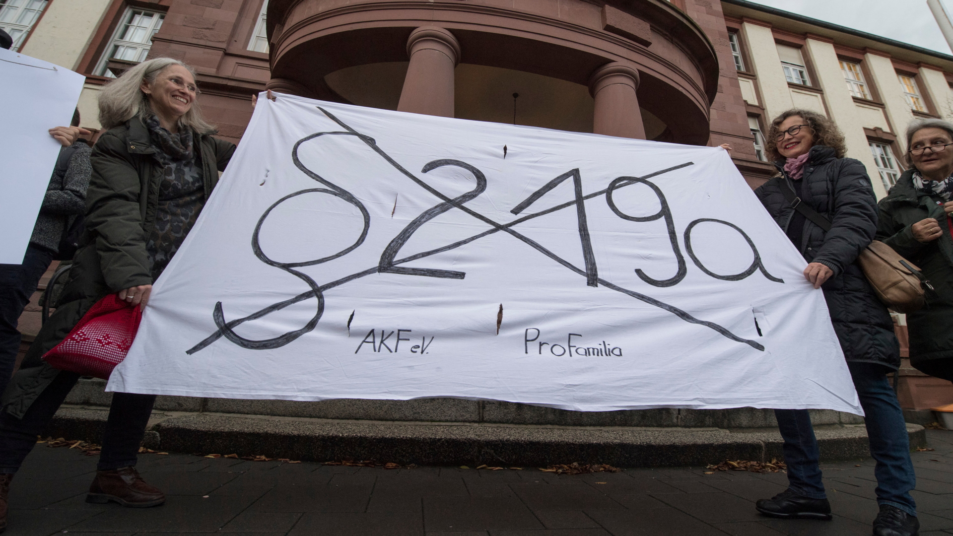 Mit einem Transparent fordern Demonstrantinnen die Abschaffung des Paragrafen 219a. | dpa