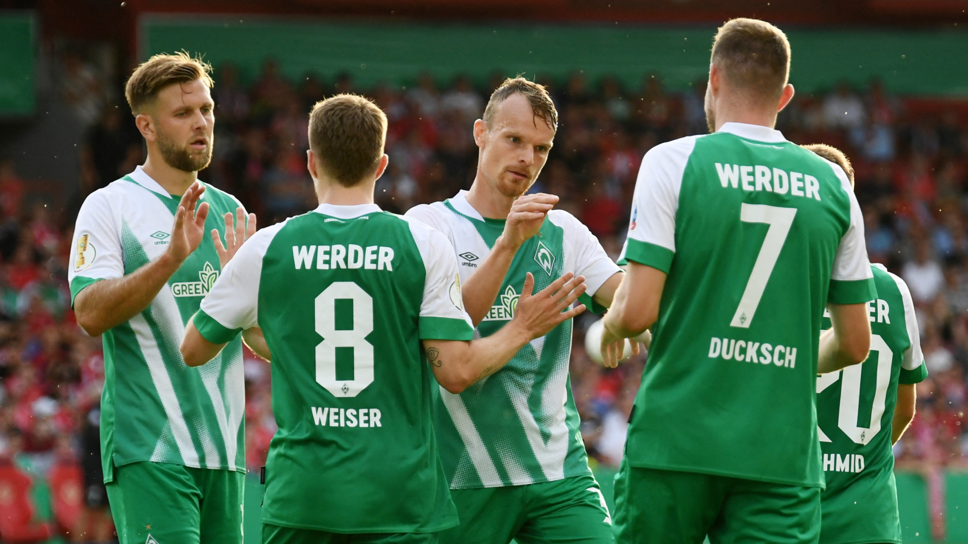 Mitchell Weiser von Werder Bremen feiert nach einem Tor im DFB-Pokal-Spiel gegen Energie Cottbus. | REUTERS