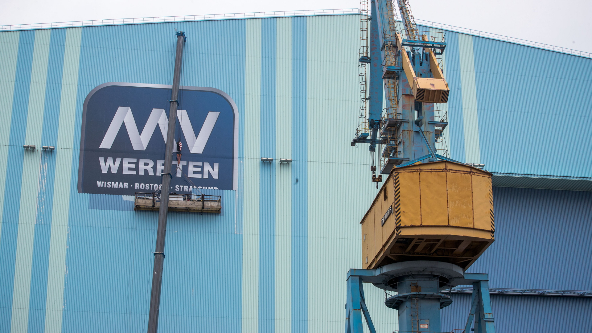 Das Logo der "MV-Werften" an der Wand der Volkswerft Stralsund | dpa
