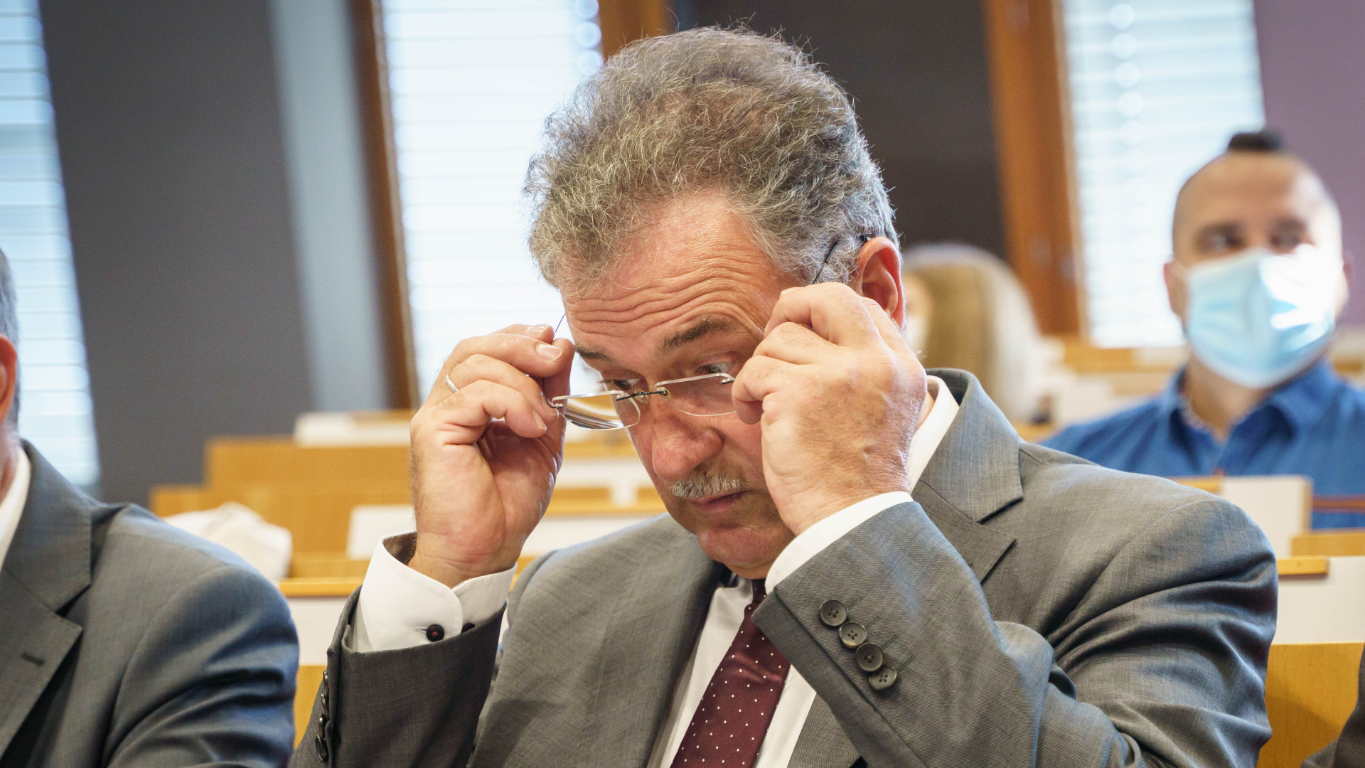 er Vorsitzende der Lokführergewerkschaft GDL, Claus Weselsky (M), sitzt zu Beginn der Berufungsverhandlung vor dem Hessischen Landesarbeitsgericht im Verhandlungssaal.