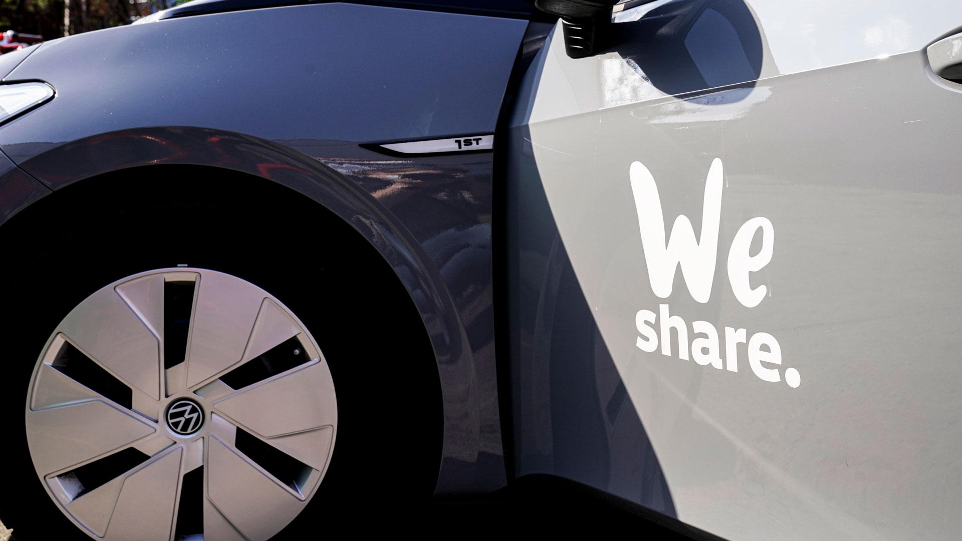  Logo am Volkswagen Auto des Sharing Anbieters - WeShare  | picture alliance / Flashpic