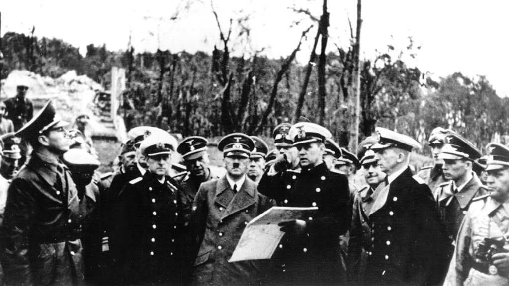 Adolf Hitler besucht die zerstörte Westerplatte