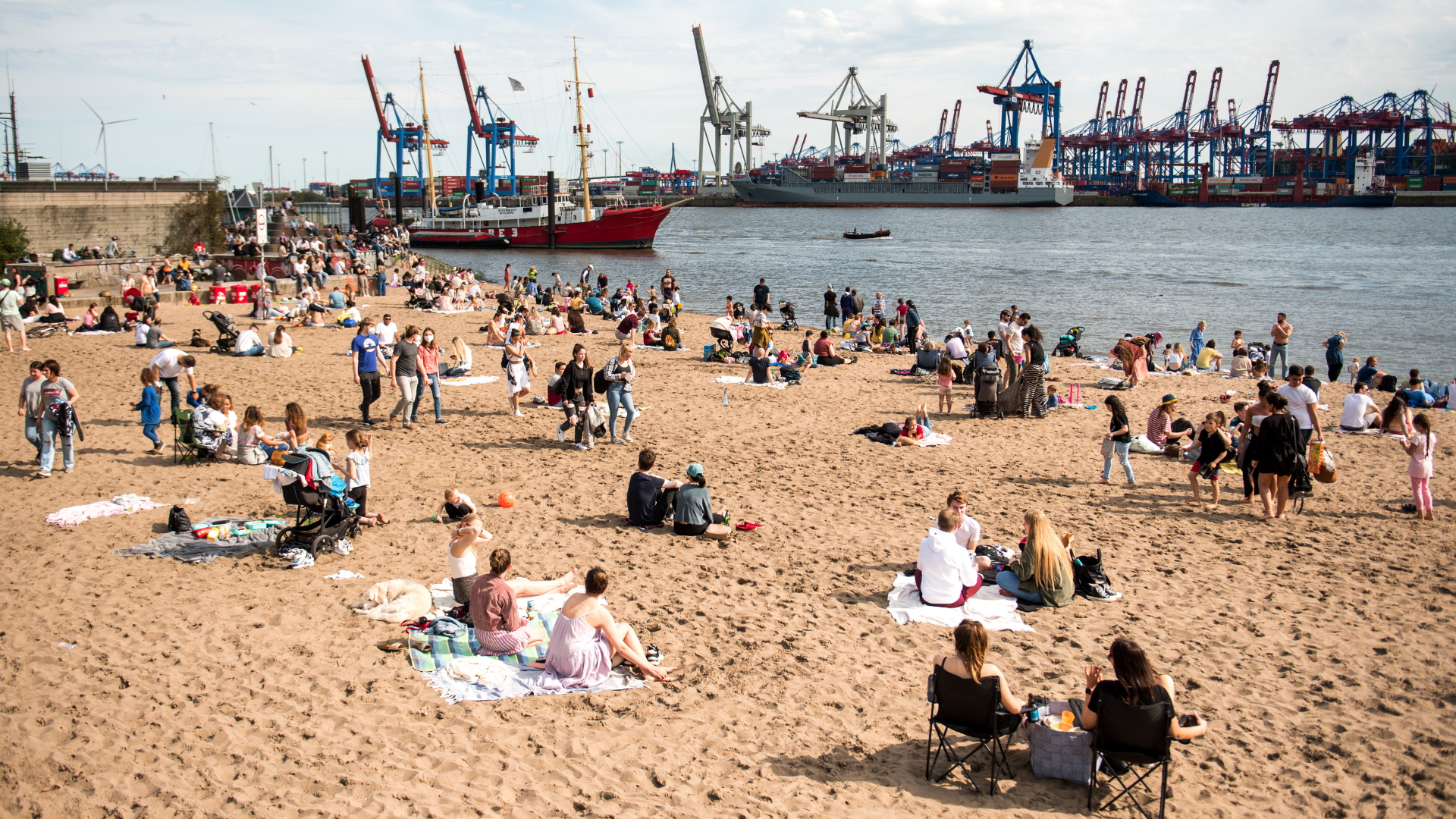 Zahlreiche Menschen genießen am Elbstrand in Hamburg ein Sonnen-Wochenende im Mai 2021.