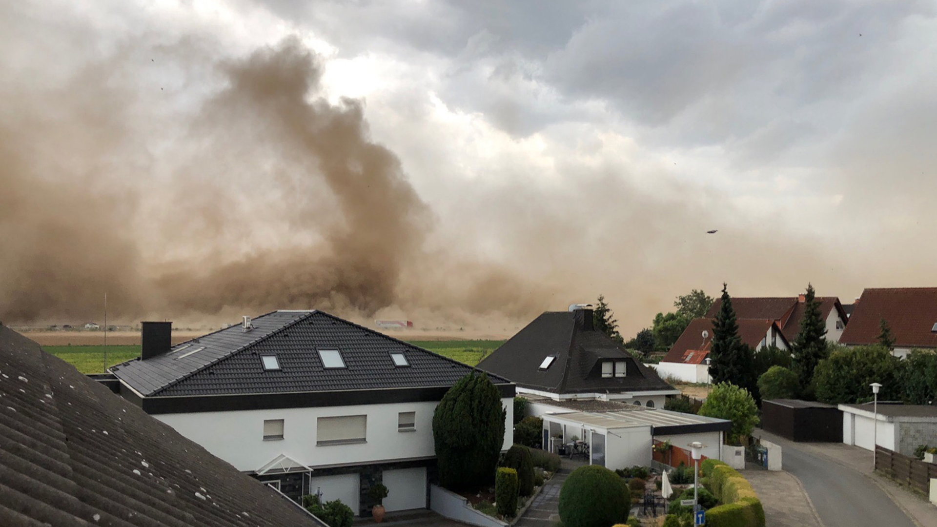 Unwetter: Im hessischen Weiterstadt-Gräfenhausen kündigte sich das Unwetter mit einem Sandsturm an. | dpa