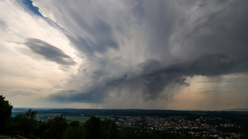 Dunkle Wolken sind am 28.05.2016 von Schnaittach (Bayern) aus zu sehen.  | null