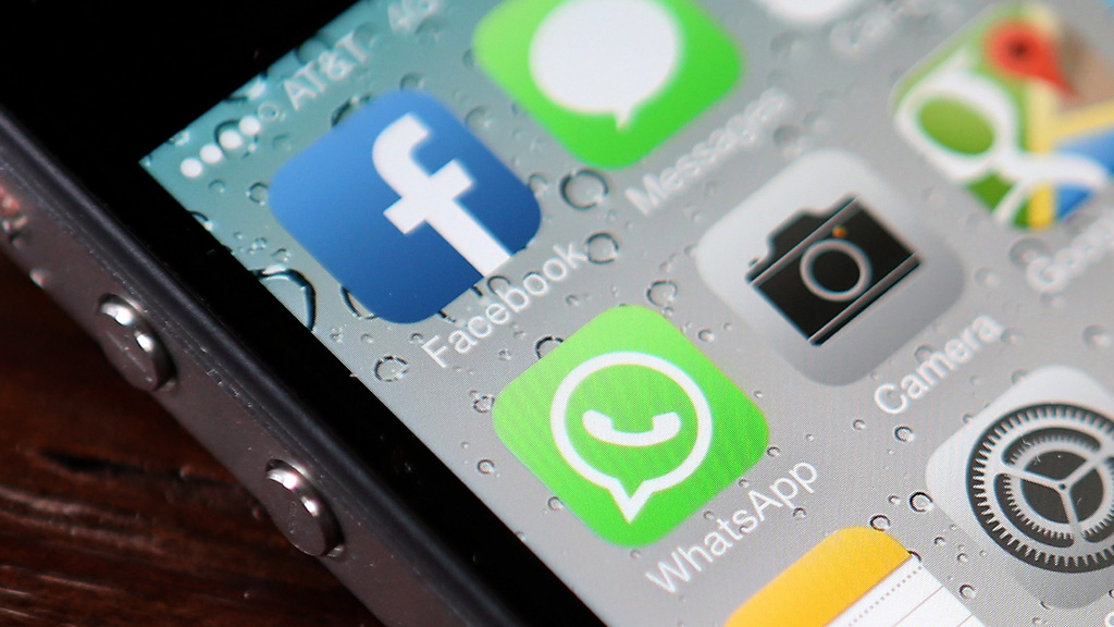 Apps von Facebook und WhatsApp auf einem iPhone. | AFP