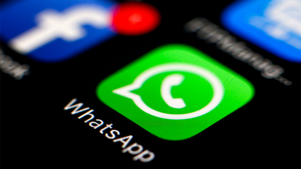 Das Logo von WhatsApp und Facebook auf dem Display eines Smartphones