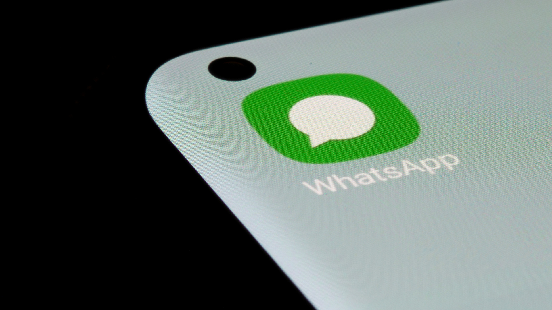 WhatsApp-Logo auf einem Handy  | REUTERS