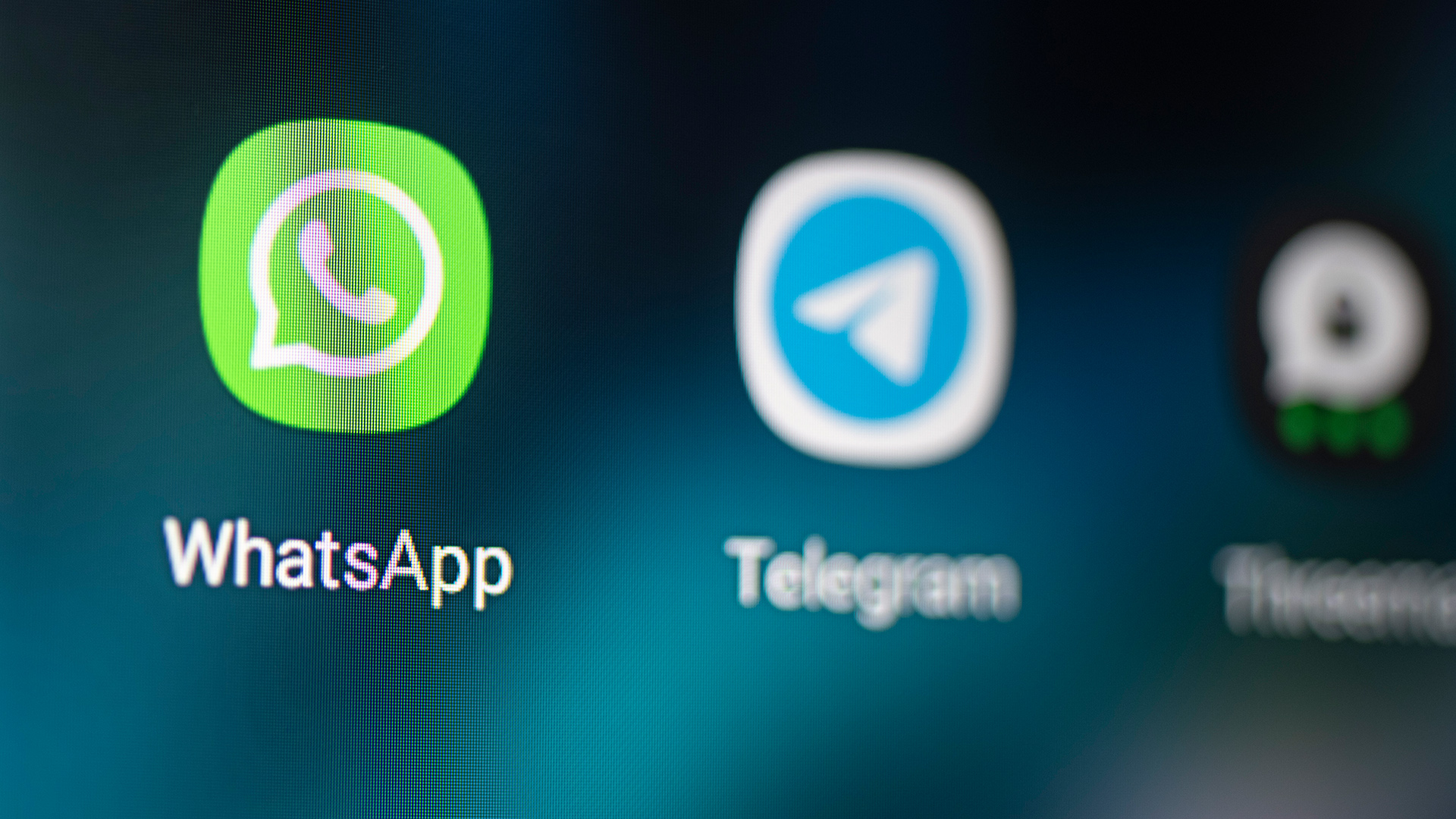 Die Messengerdienste Whatsapp, Telegram und Threema auf einem Smartphone. | dpa