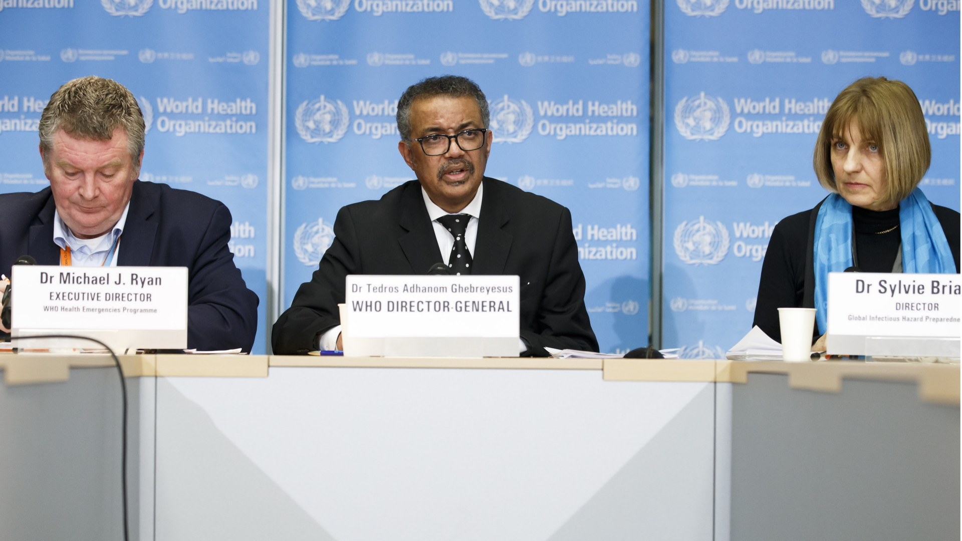 WHO-Generaldirektor Tedros Adhanom Ghebreyesus (Mitte) berät sich mit Experten auf einem Gipfel in Genua zum Coronavirus. | SALVATORE DI NOLFI/EPA-EFE/REX