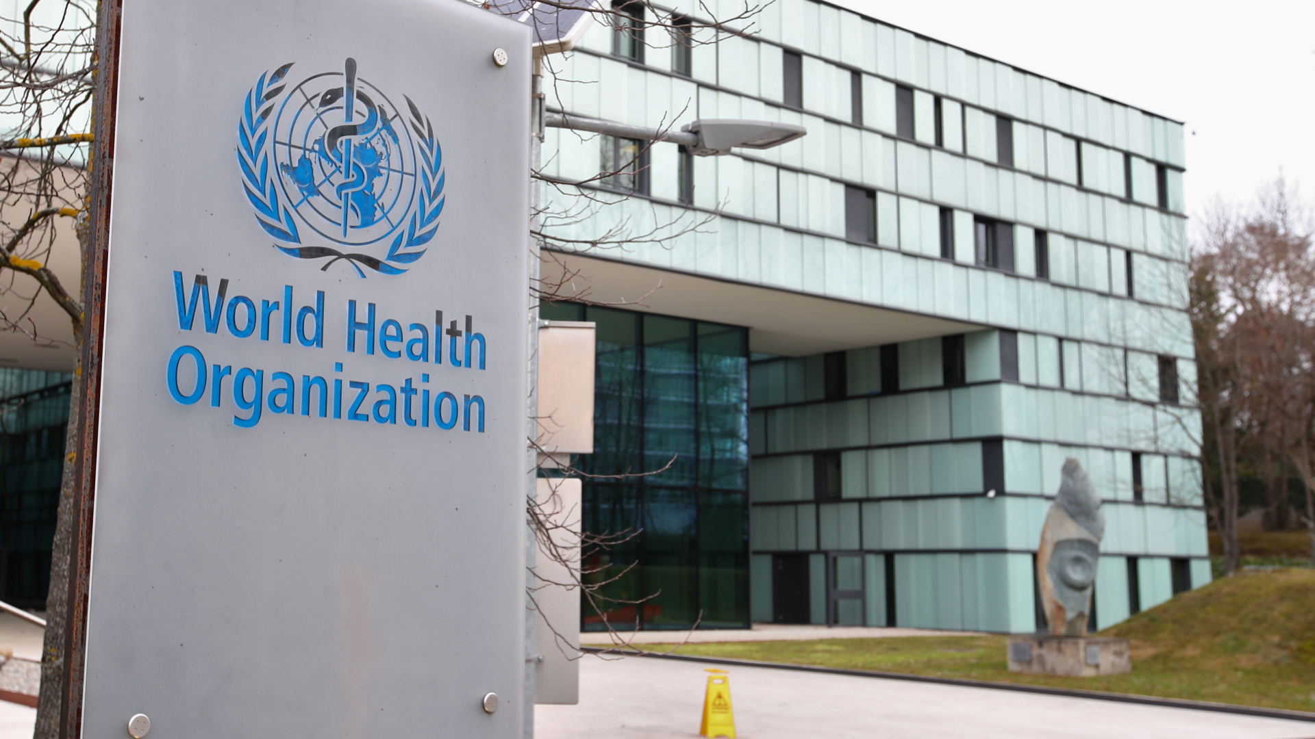 Das Logo der WHO vor dem Hauptquartier in Genf.