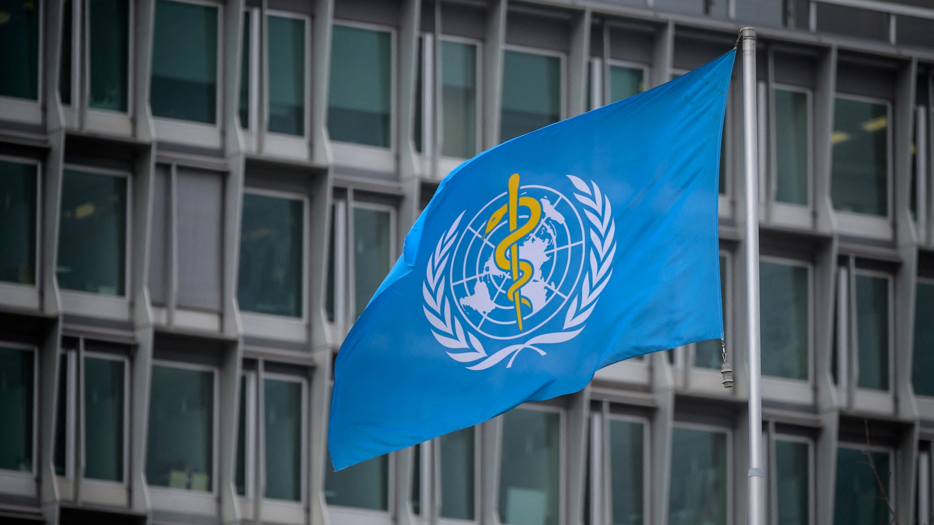 Die Flagge der Weltgesundheitorganisation weht vor ihrer Zentrale in Genf (Archivbild). | AFP