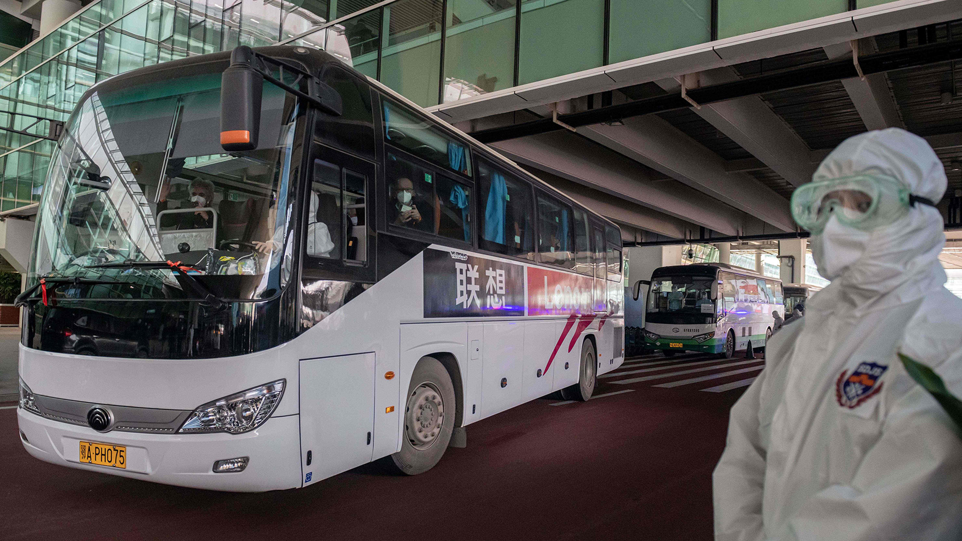Ein Bus mit dem WHO-Team verlässt den Flughafen von Wuhan | AFP
