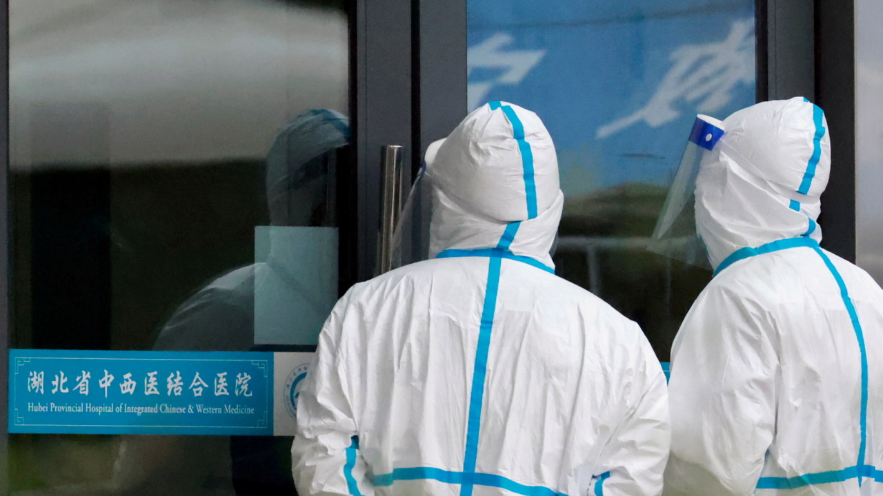 Mitglieder des WHO-Untersuchungsteams vor einer Klinik in Wuhan (China) im Januar 2021. | REUTERS