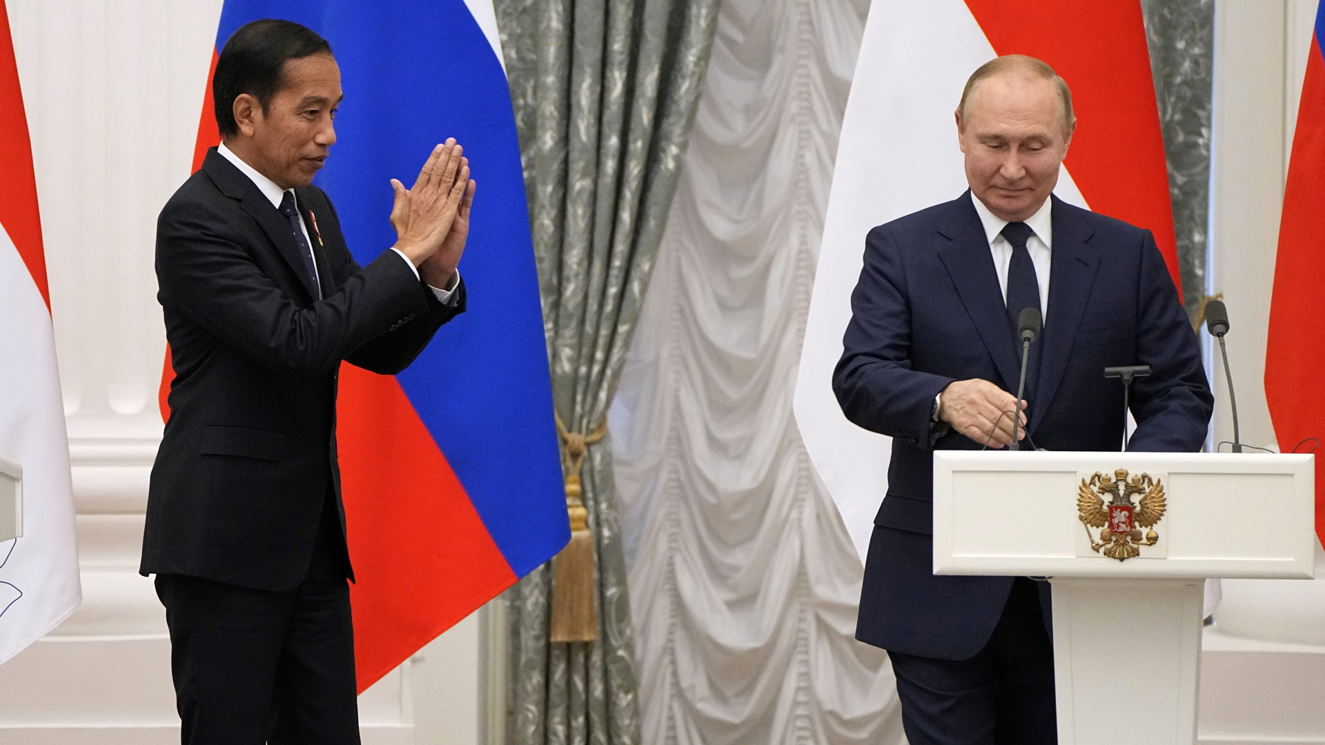 Indonesiens Präsident Widodo macht am Ende einer Pressekonferenz mit Putin eine freundschaftliche Geste in Richtung des russischen Präsidenten | AP