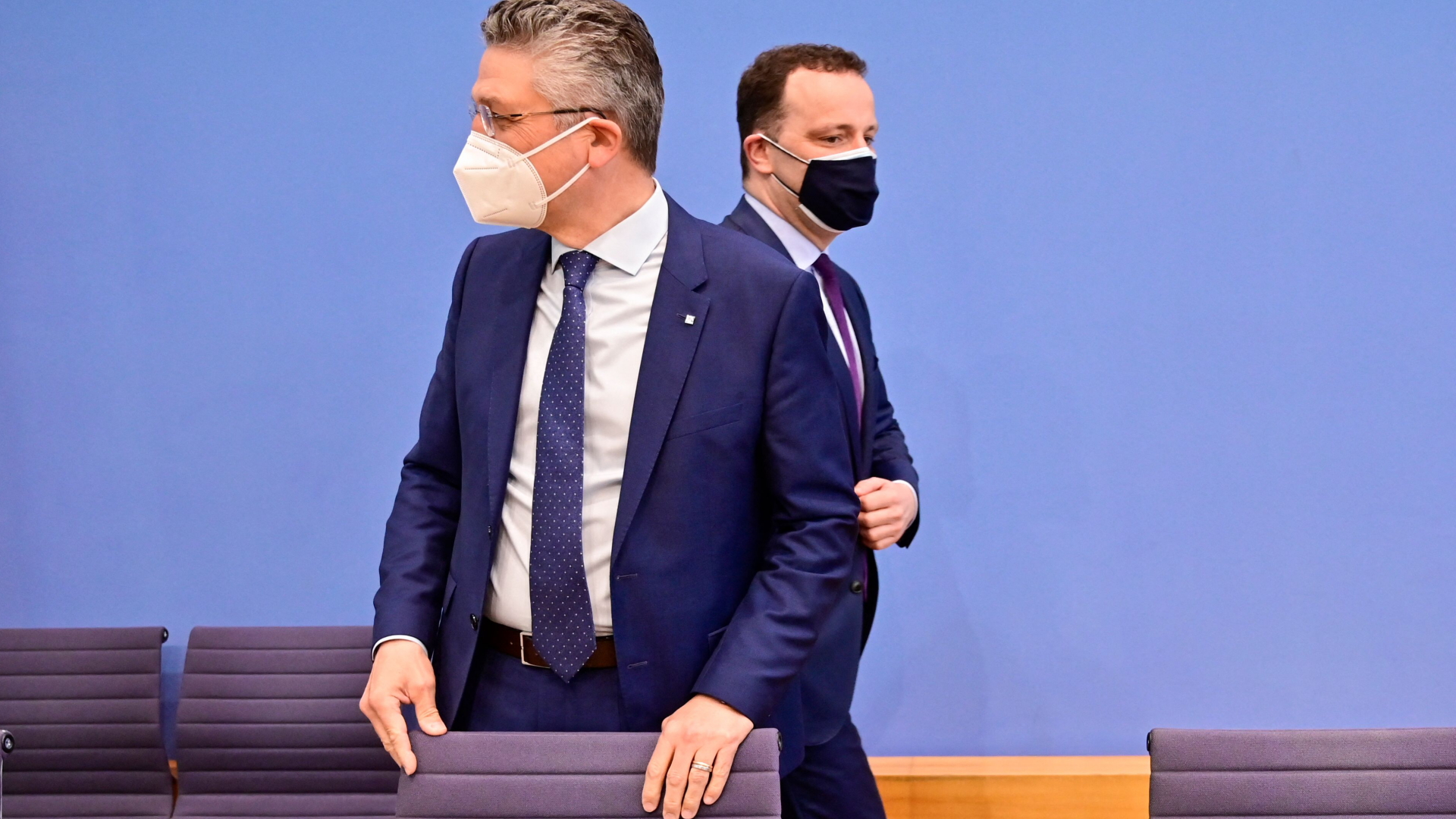 RKI-Chef Lother Wieler und Bundesgesundheitsminister Jens Spahn nehmen Ende April 2021 für die PK zur Corona-Lage Platz. | AFP