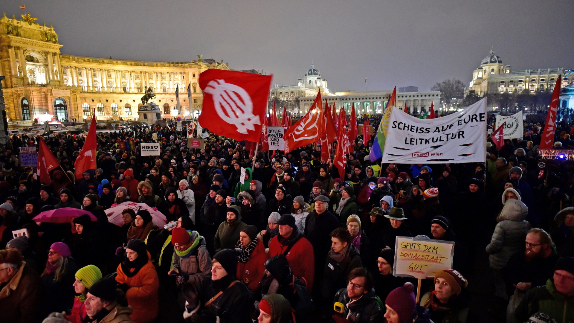 Rund 17.000 Menschen haben in Wien nach Angaben der Polizei gegen die Migrations- und Sozialpolitik der rechtskonservativen Regierung demonstriert. | Bildquelle: dpa