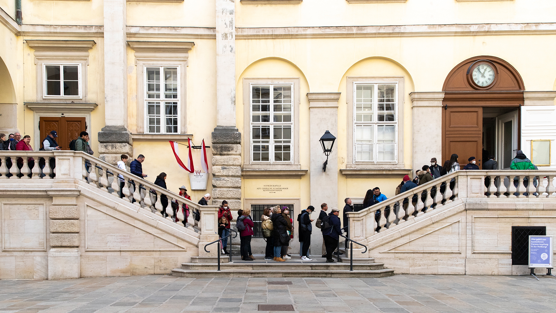 Menschen stehen am Nationalfeiertag in der Wiener Hofburg Schlange, um sich gegen das Covid-19-Virus impfen zu lassen.  | dpa