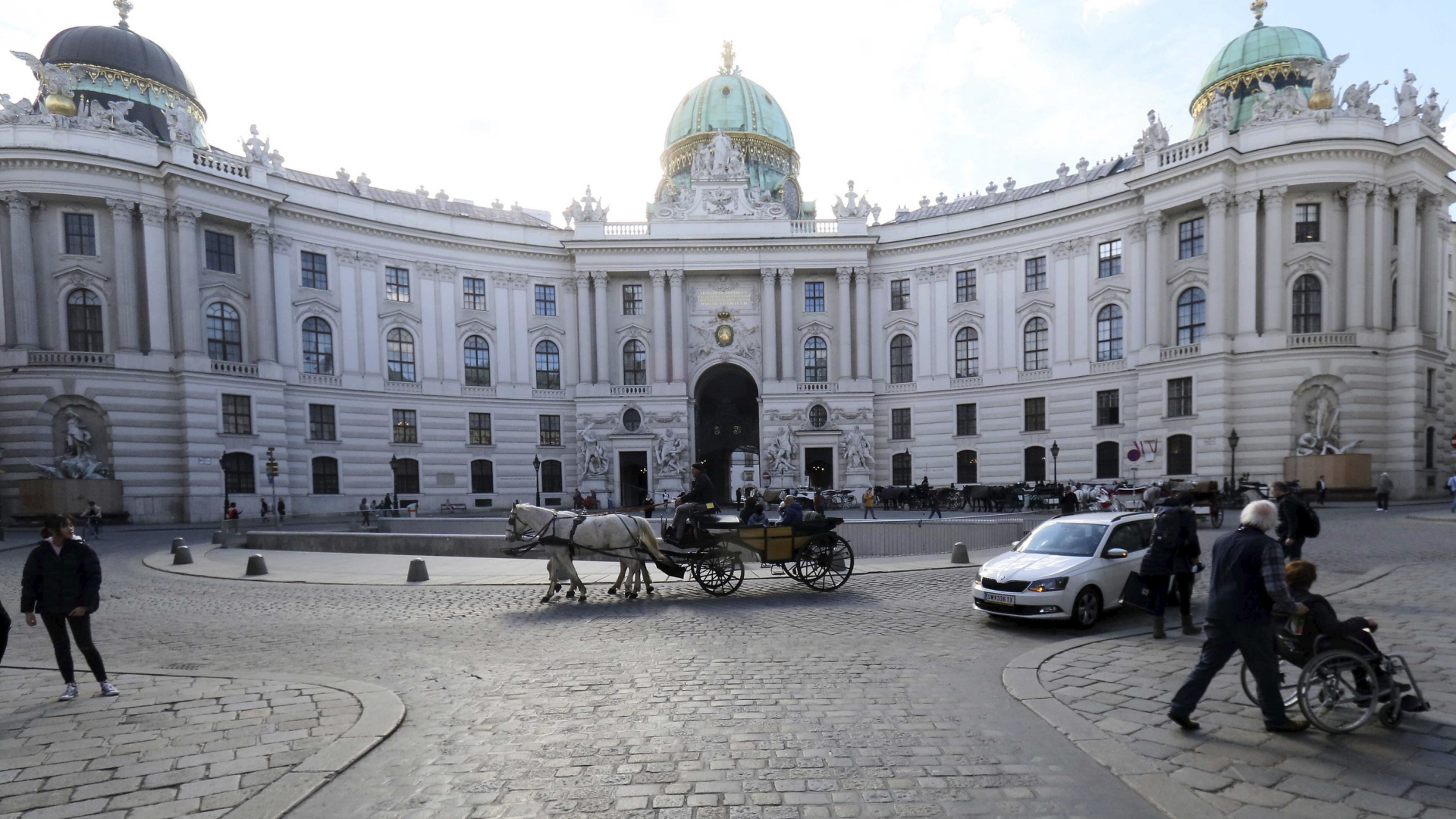 Ein Fiaker fährt an der Wiener Hofburg vorbei. | AP