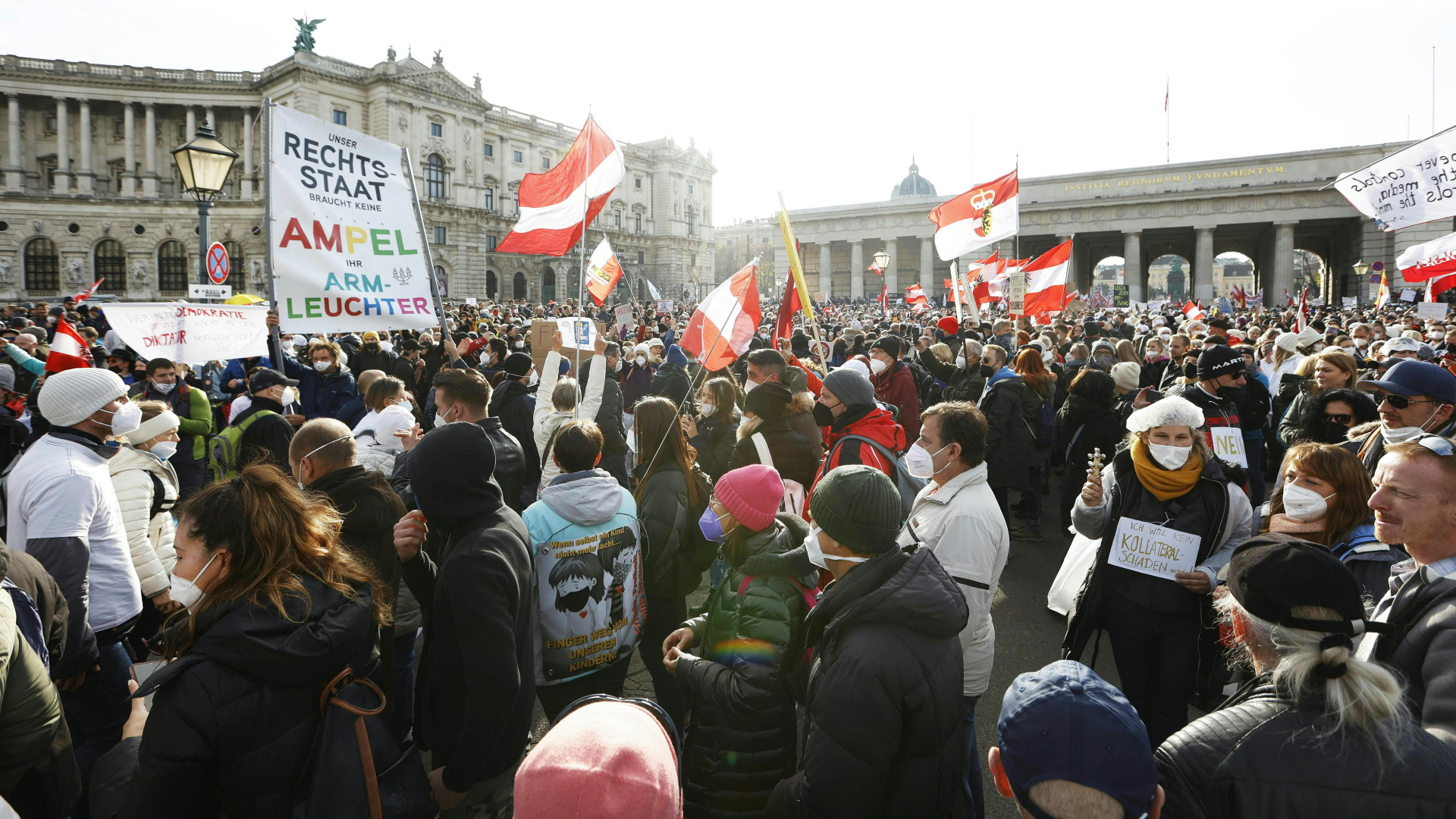 Menschen in Wien protestieren gegen die geplanten Corona-Beschränkungen in Österreich. | dpa