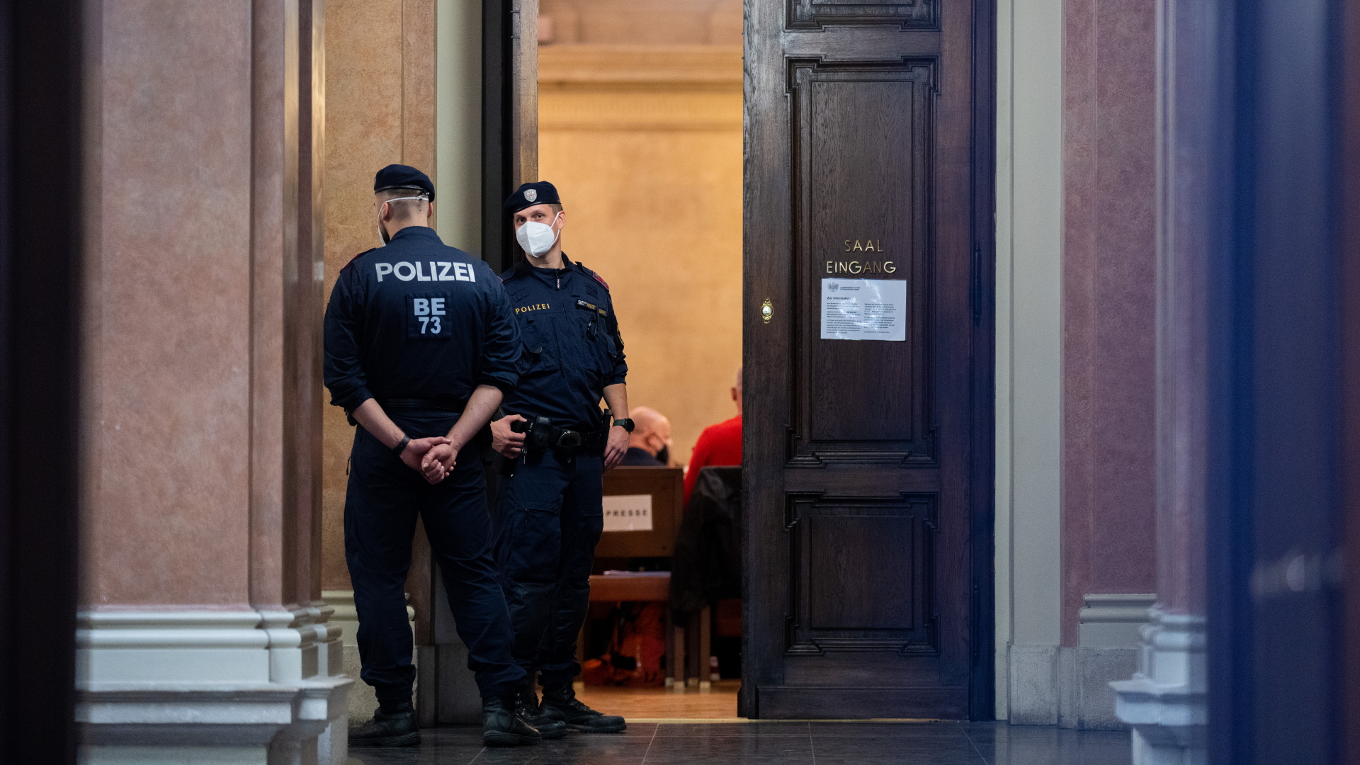 Polizisten stehen am Tag des Prozess-Auftaktes gegen mutmaßliche Unterstützer des Attentäters von Wien am Eingang zum Großen Schwurgerichtssaal im Straflandesgericht | dpa