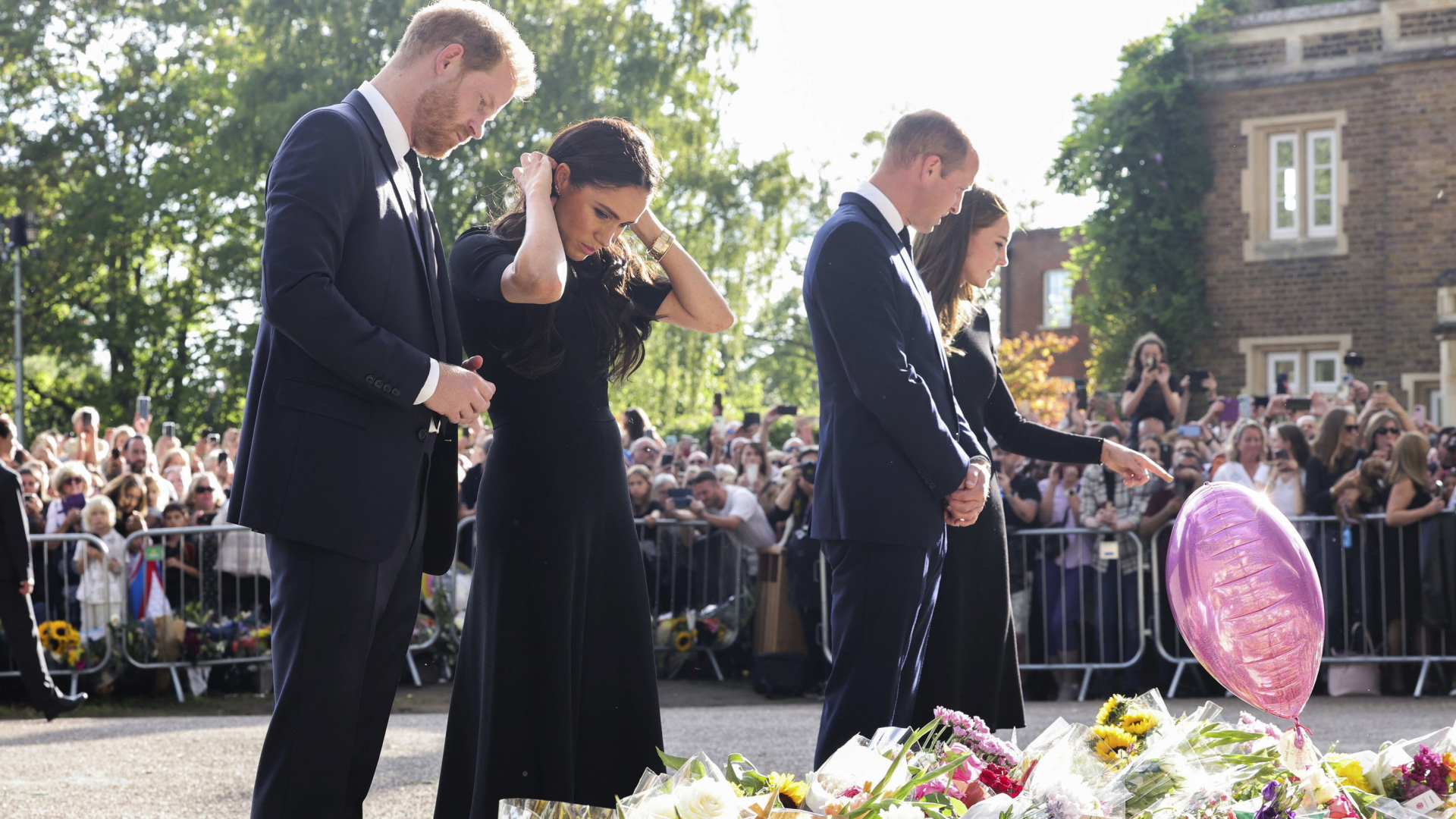 Die britischen Prinzen William und Harry zeigen sich erstmals wieder gemeinsam in der Öffentlichkeit - zusammen mit ihren Frauen Kate und Meghan. | AP