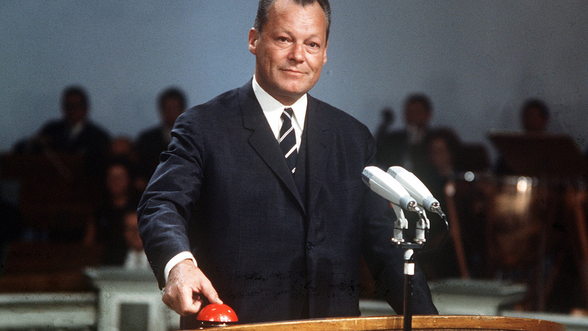 Willy Brandt drückt symbolisch einen Knopf zum Start des Farbfernsehens | picture-alliance / dpa