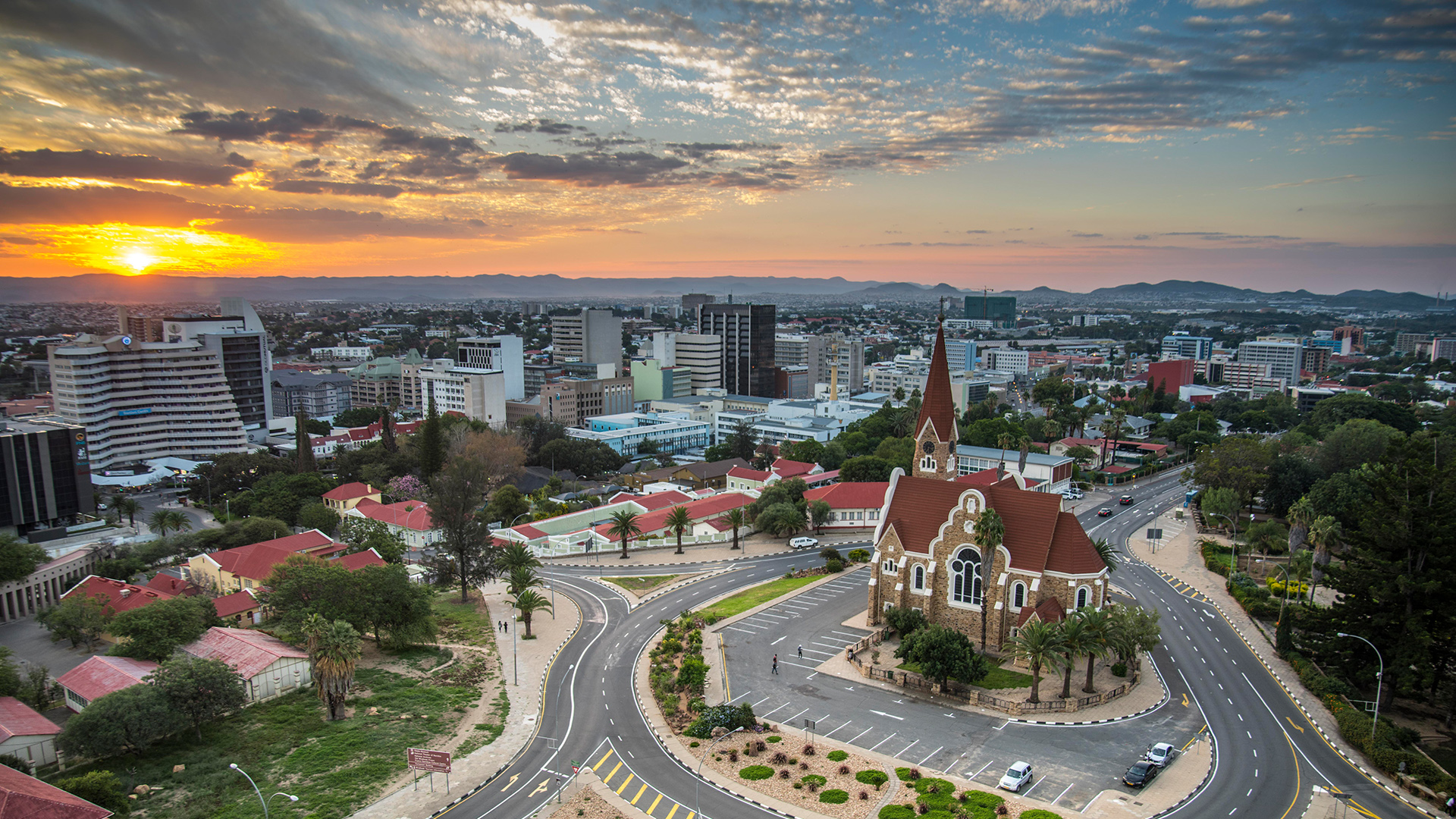 Skyline der namibischen Hauptstadt Windhoek im Abendlicht | picture alliance / imageBROKER