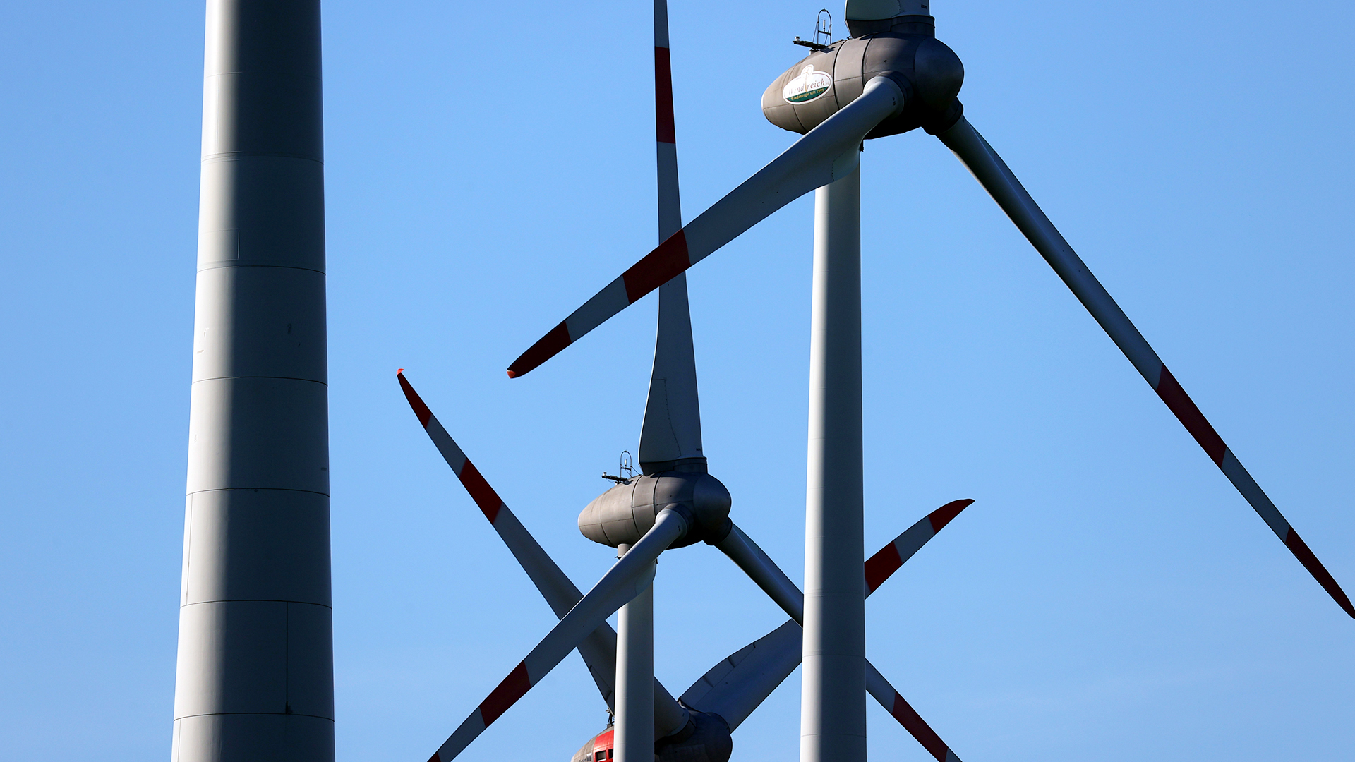 Windkrafträder vor blauem Himmel | dpa