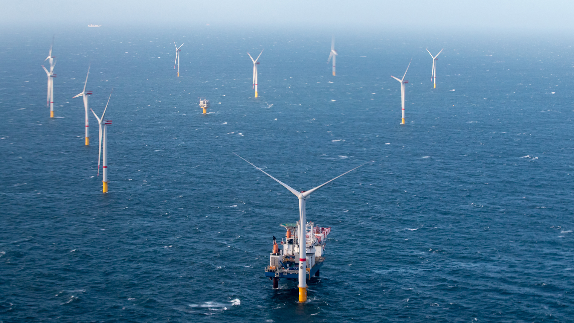 Windturbinen in der Nordsee eines Offshore-Windparks vor Belgien
