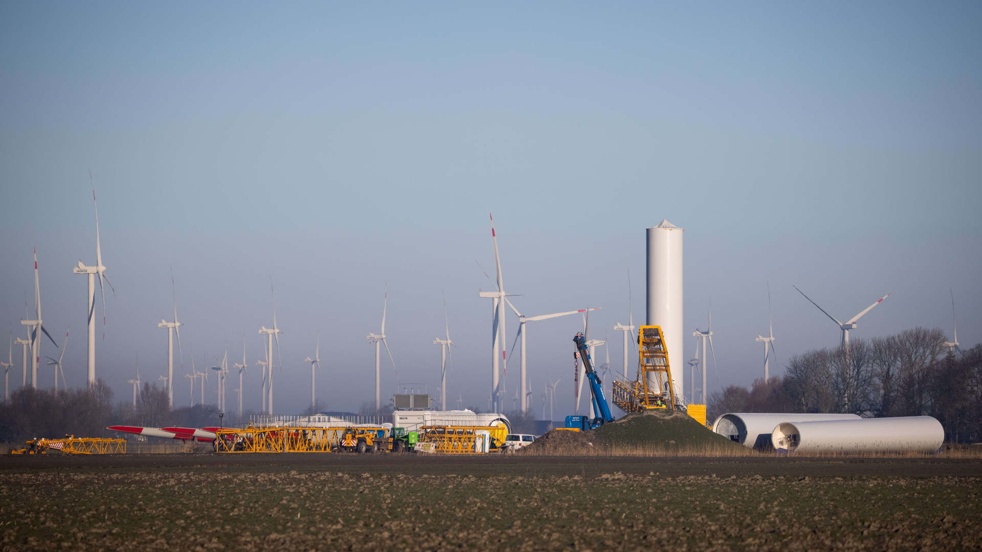 Eine Baustelle für ein neues Windrad auf einem Feld in Schleswig-Holstein | dpa