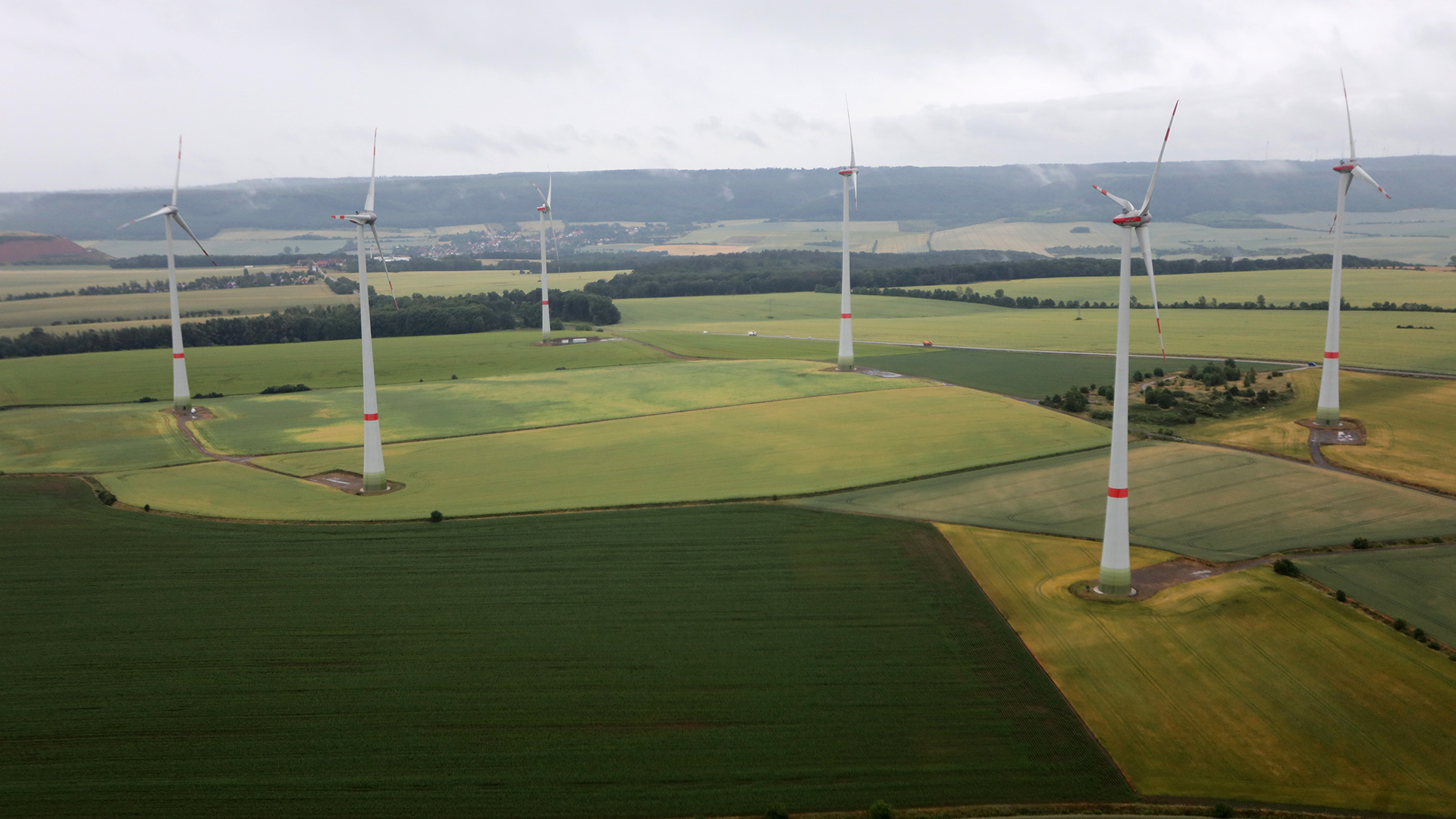Windkraftanlagen im Windpark Netzelsrode. | dpa