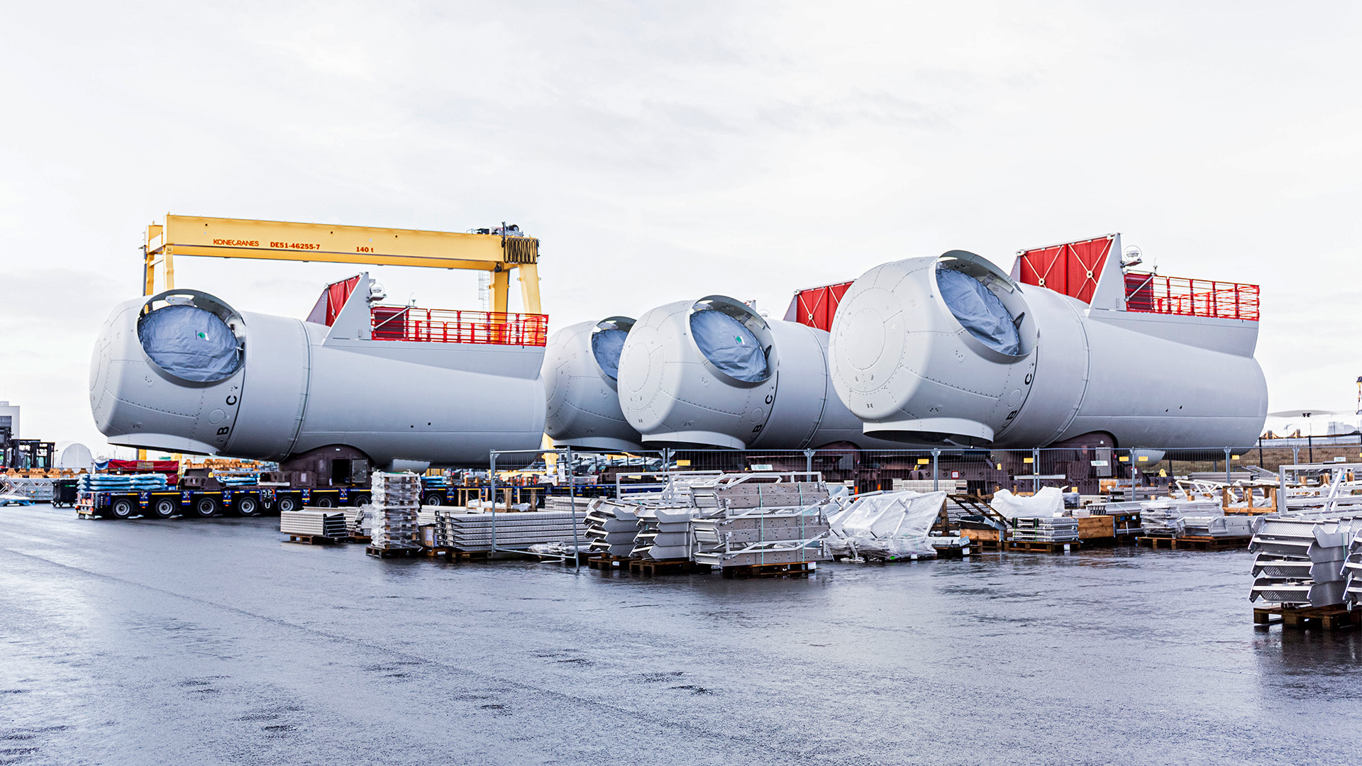 Fertig produzierte Gondeln für Windkraftanlagen lagern auf dem Werksgelände von Siemens Gamesa in Cuxhaven.