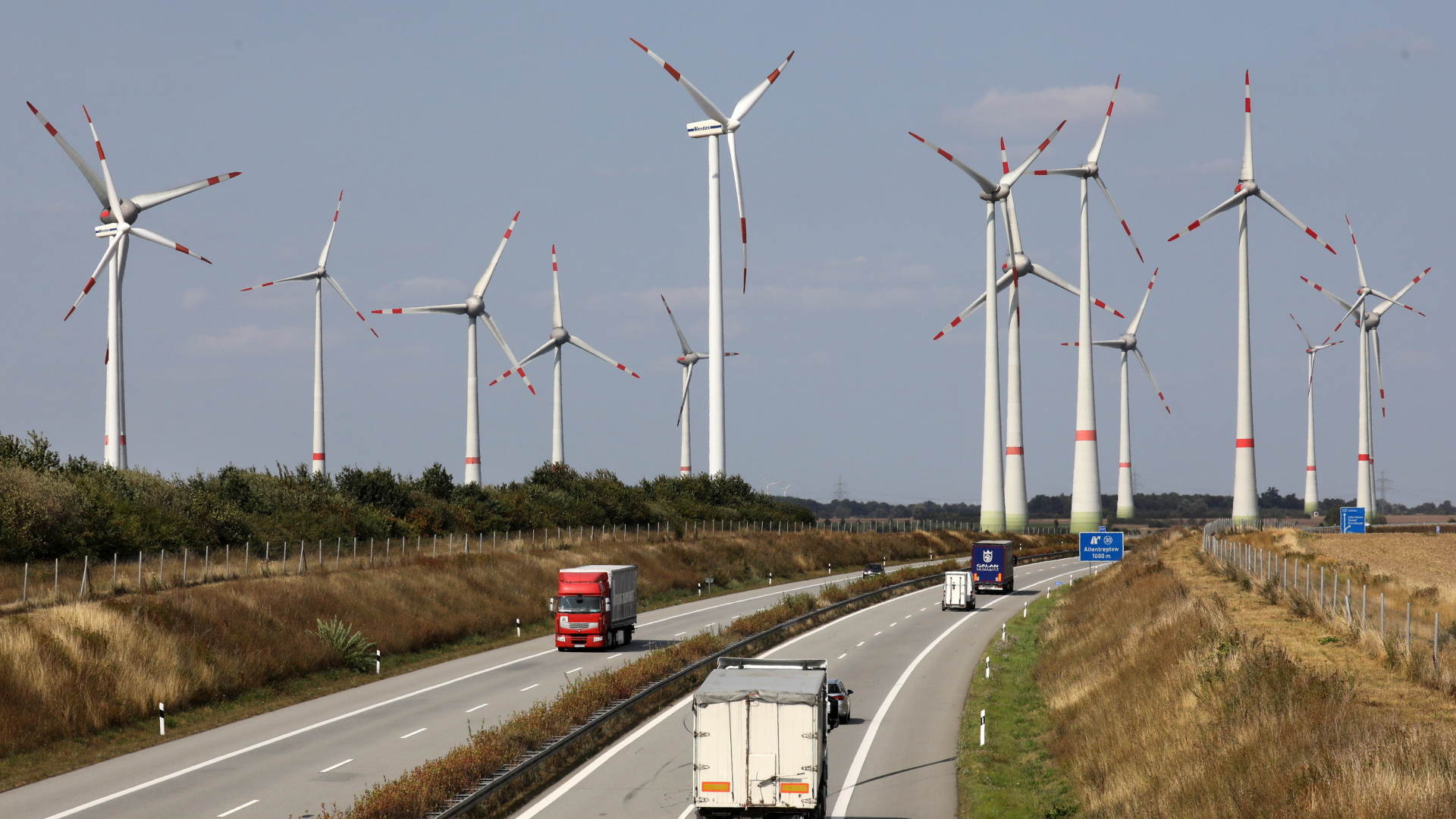 Windräder entlang einer Autobahn in Mecklenburg-Vorpommern | Bildquelle: dpa