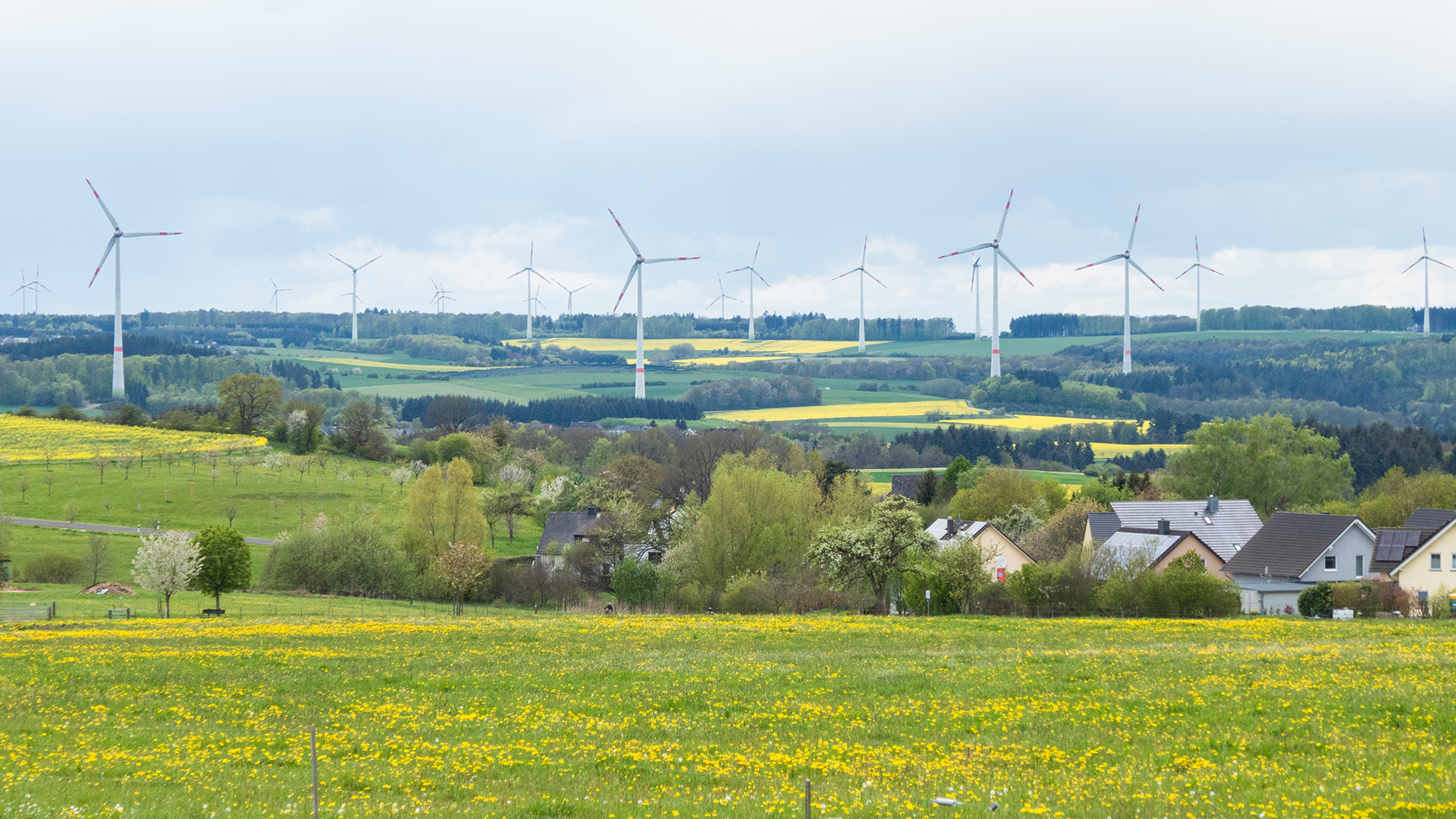 Windräder oberhalb der Gemeinde Bell im Hunsrück, Rheinland-Pfalz