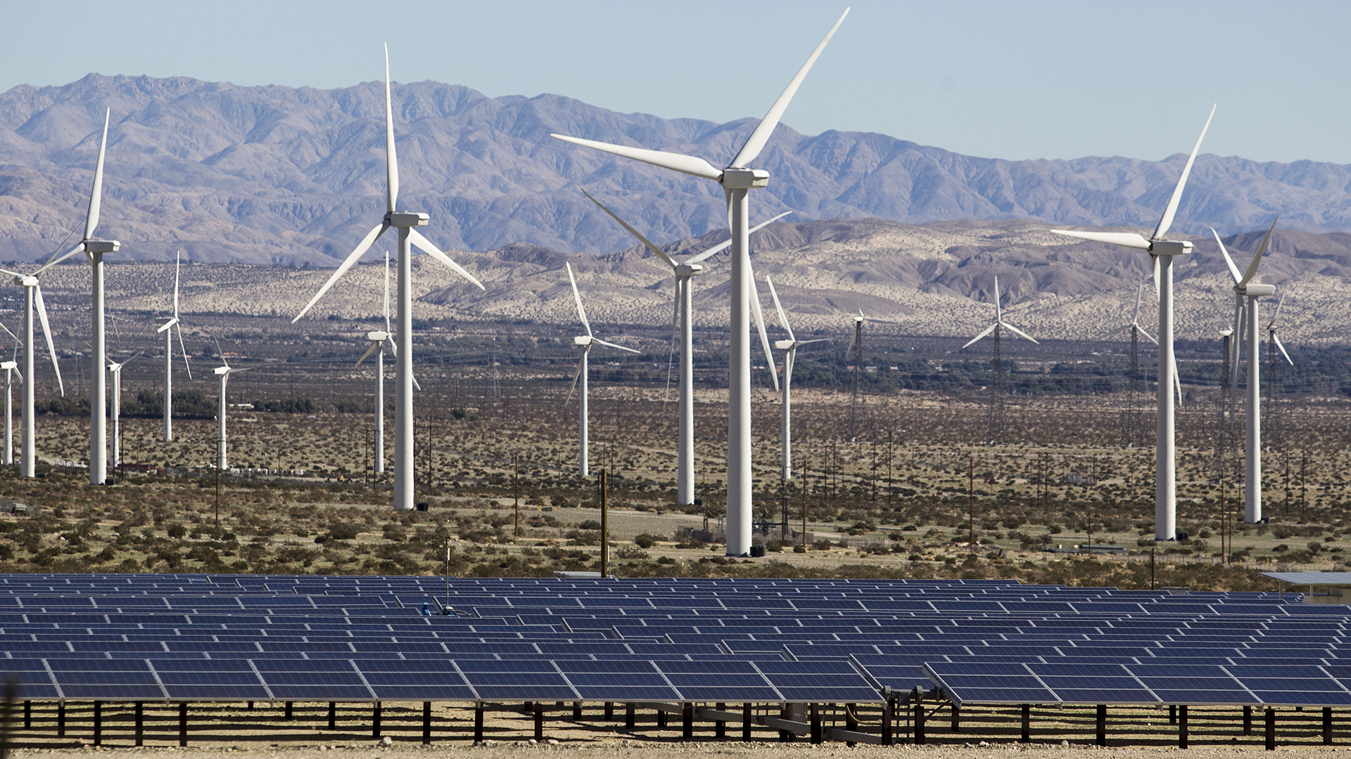 Windräder und Solarzellen sind im Morongo Valley (Kalifornien, USA) zu sehen. | picture alliance / ZUMAPRESS.com