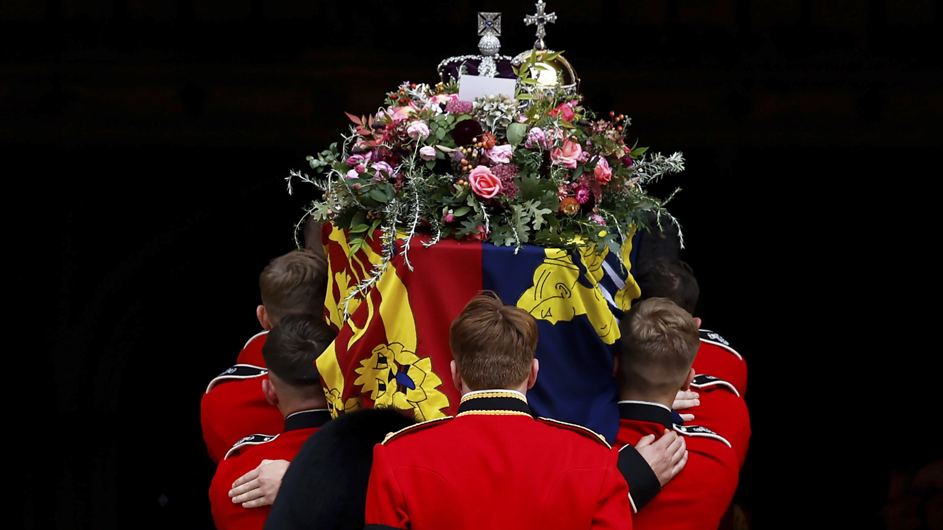Sargträger tragen den Sarg von Königin Elizabeth II. in die St. Georges Kapelle.  | dpa