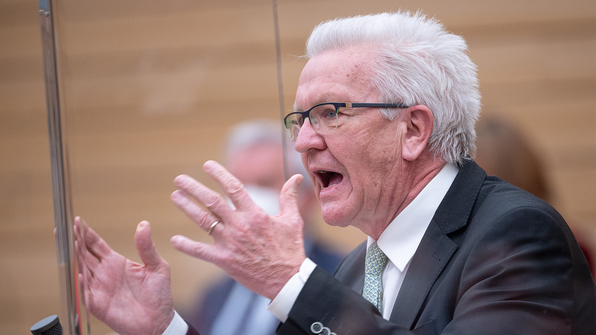 Winfried Kretschmann (Bündnis 90/Die Grünen), Ministerpräsident von Baden-Württemberg, spricht am 3.2.2021 im Landtag von Baden-Württemberg. | dpa