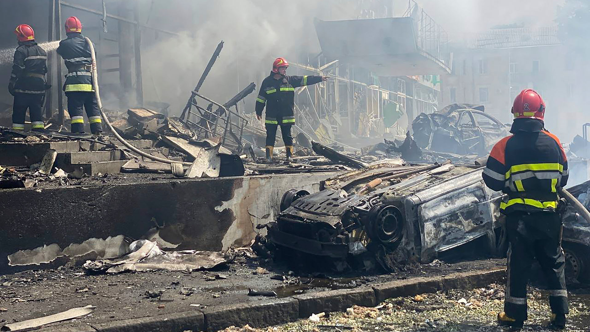 Feuerwehrleute löschen das Feuer in einem durch russischen Beschuss beschädigten Gebäude in Winnyzja.  | dpa