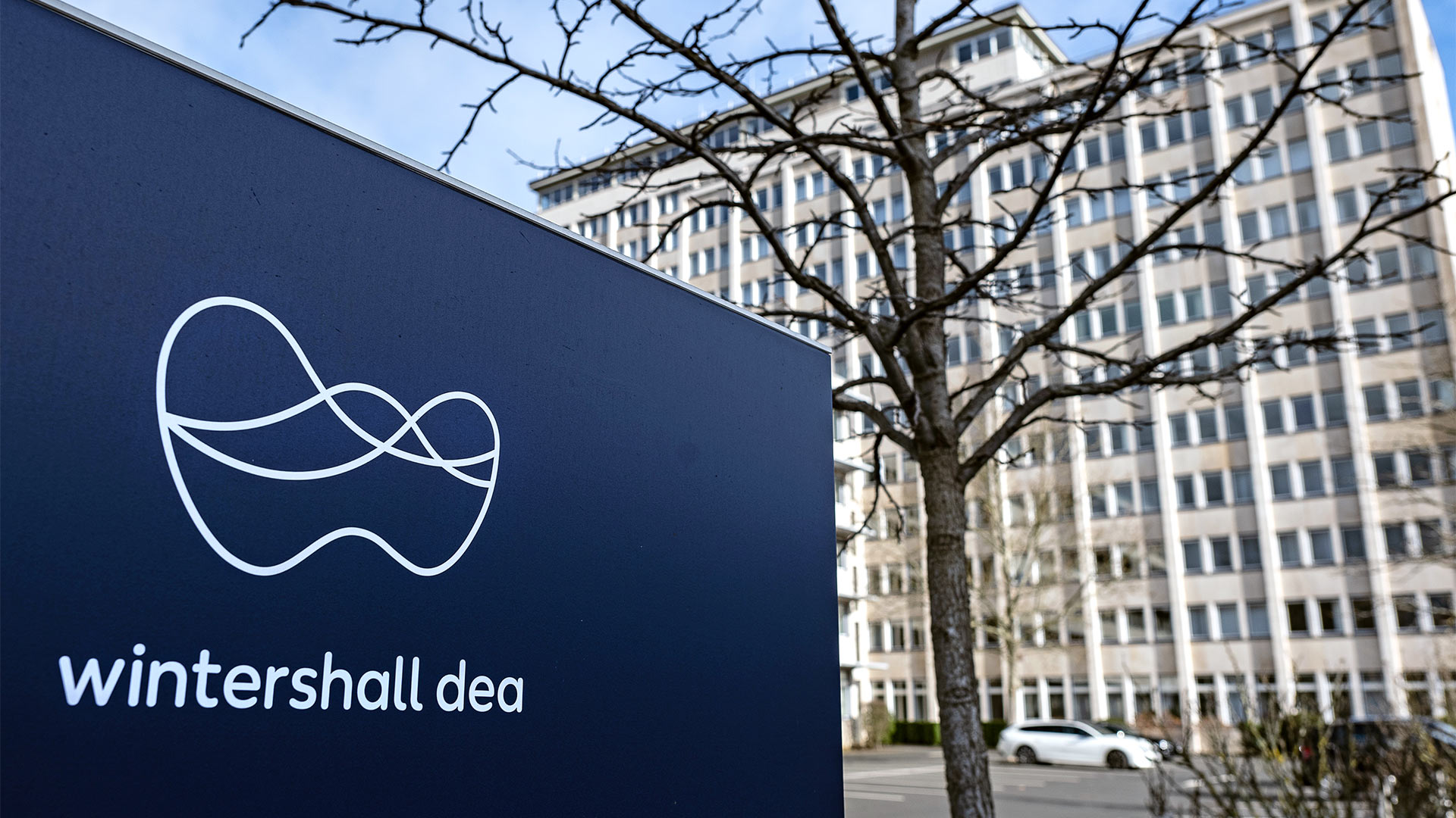 Das Logo von Wintershall Dea vor dem Geschäftsgebäude am Standort Kassel | picture alliance/dpa