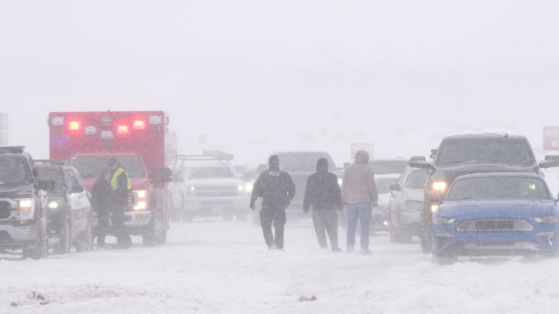 Autos und Menschen auf einer schneebedeckten Straße in Utah. | AFP